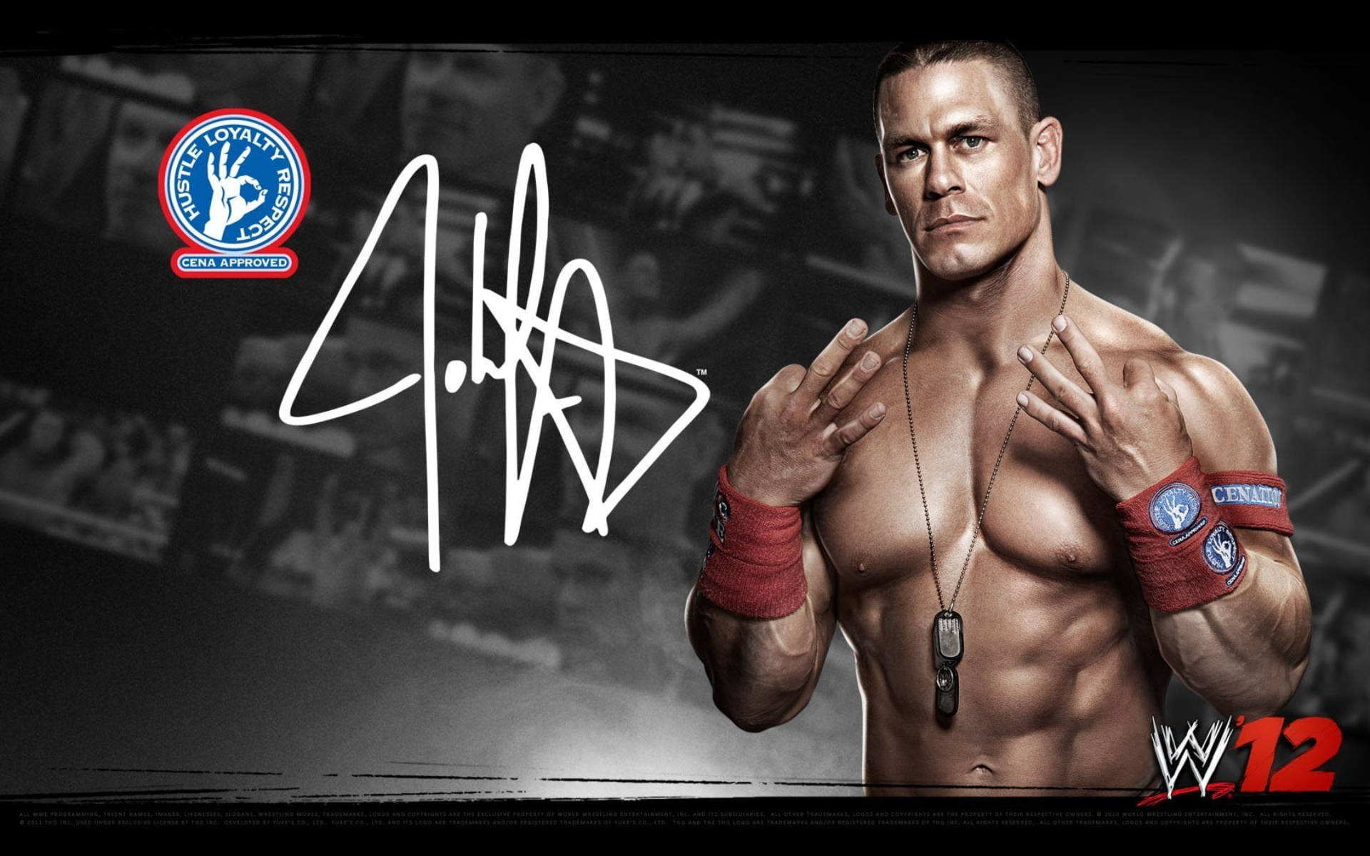 約翰·希南 桌布 壁紙 — John Cena 赤裸上身，戴著紅色腕帶和狗牌，背景是黑暗模糊的競技場，帶有他的簽名和WWE 12標誌。