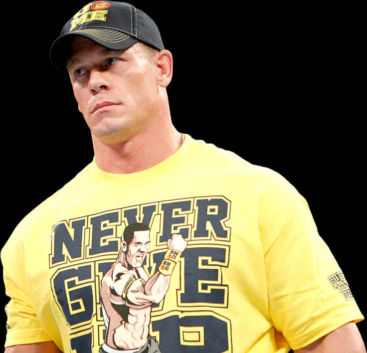 WWE 桌布 壁紙 — John Cena 身穿黃色 'Never Give Up' T恤和黑色帽子，在黑色背景下凝視著。