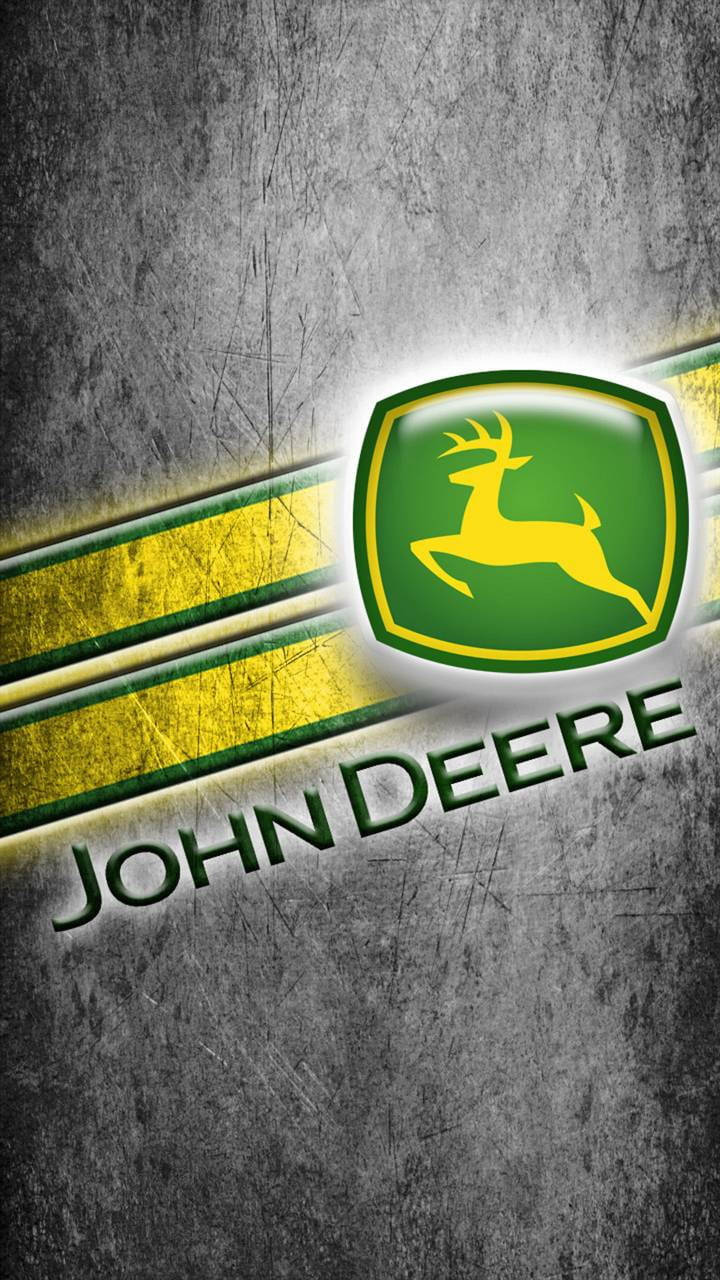 約翰迪爾 桌布 壁紙 — John Deere 標誌，帶有跳躍鹿徽章，在帶有黃色條紋的紋理灰色背景上發光。