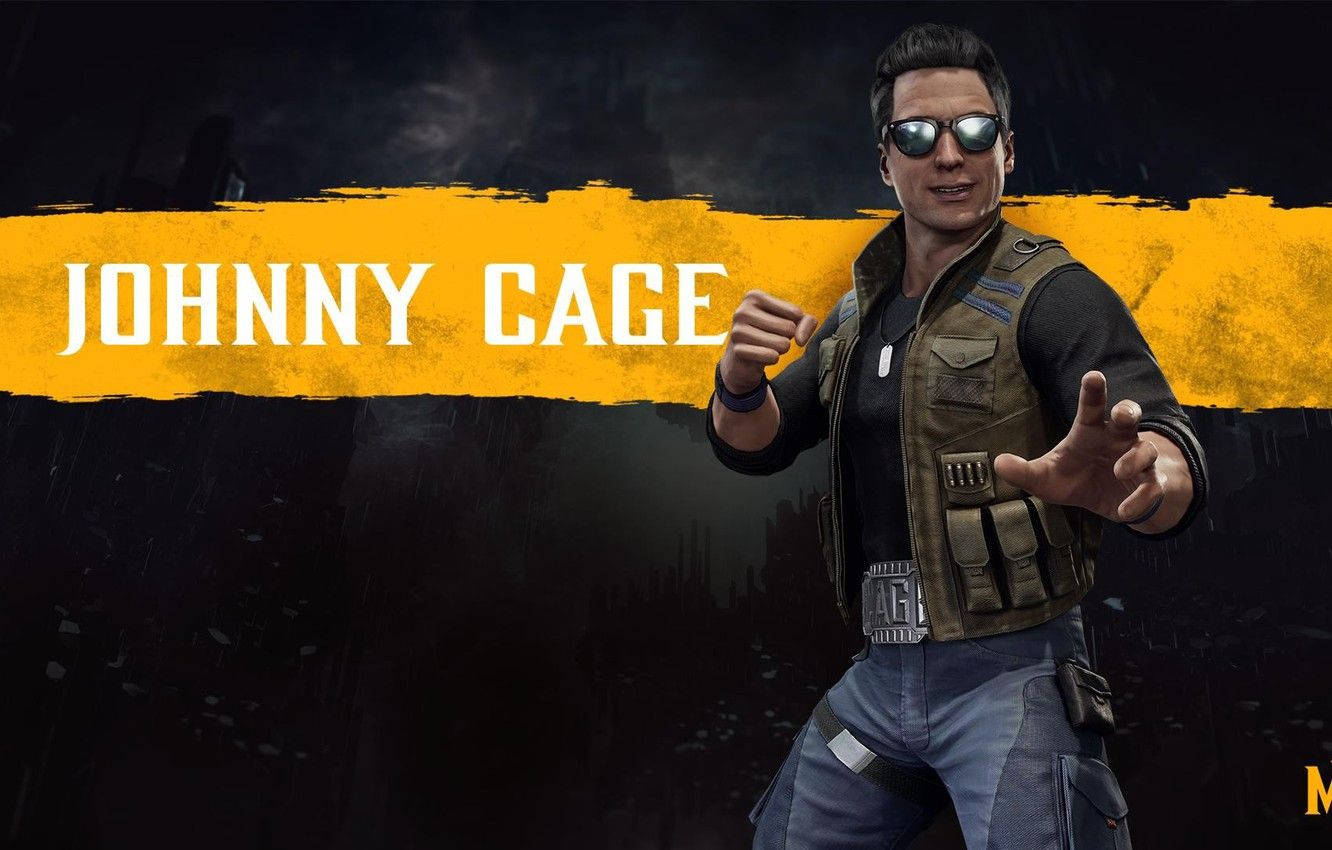 真人快打11 桌布 壁紙 — Johnny Cage 穿著戰術背心，在黑暗粗糙的背景上自信地擺姿勢，並有粗體黃色文字。