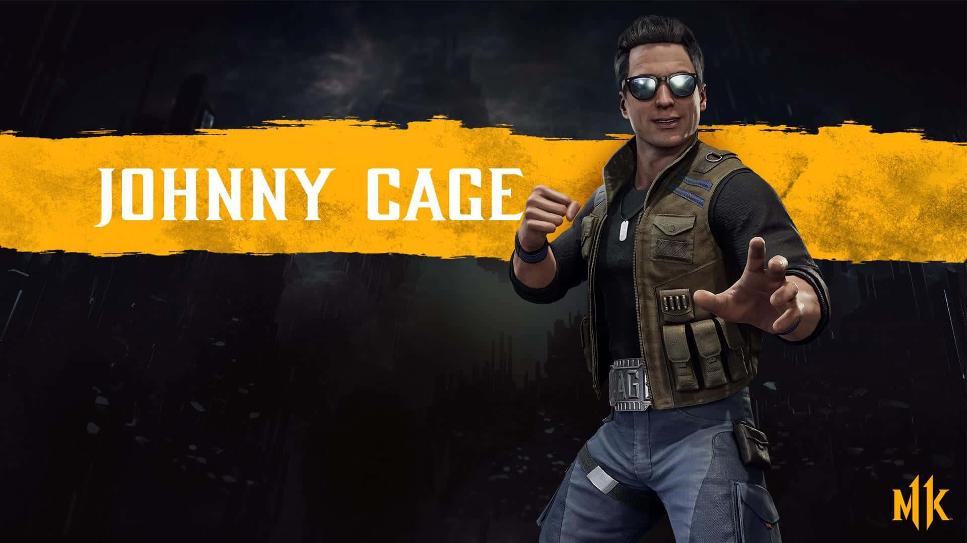 Johnny Cage 桌布 壁紙 — Johnny Cage 自信地穿著戰術背心和太陽眼鏡，站在黑暗粗糙的背景前，配有粗體黃色文字。
