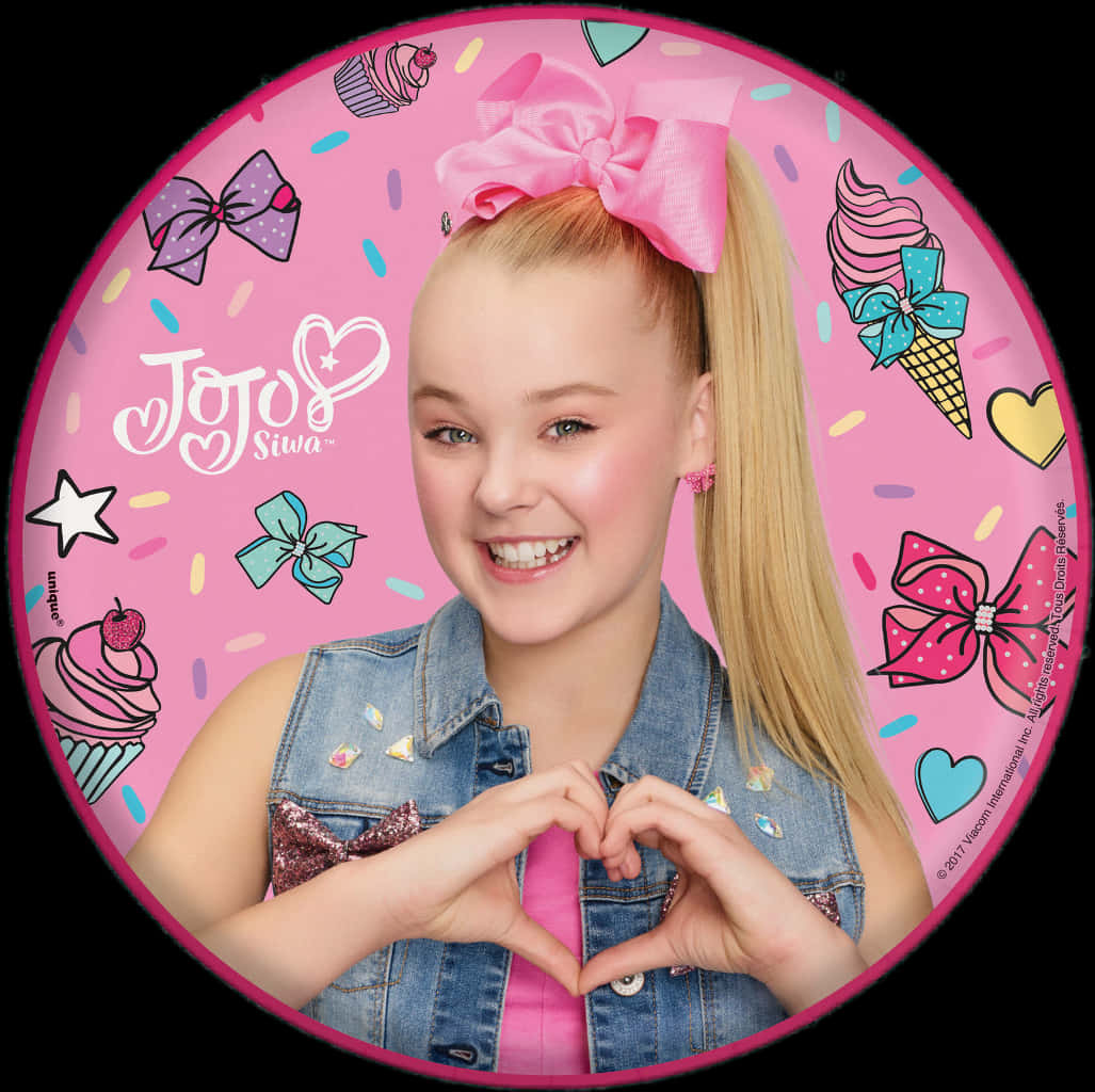 JoJo Siwa 桌布 壁紙 — JoJo Siwa 在充滿蝴蝶結、杯子蛋糕和冰淇淋的粉紅色背景前，用手做出心形，露出燦爛笑容。