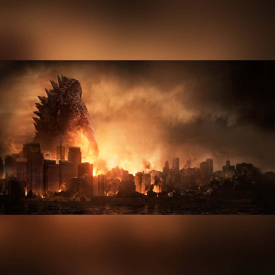 Godzilla City Destruction 桌布 壁紙 — 在煙霧瀰漫的橙色天空下，一隻巨大的哥吉拉從燃燒的城市天際線中的烈火毀滅中出現。