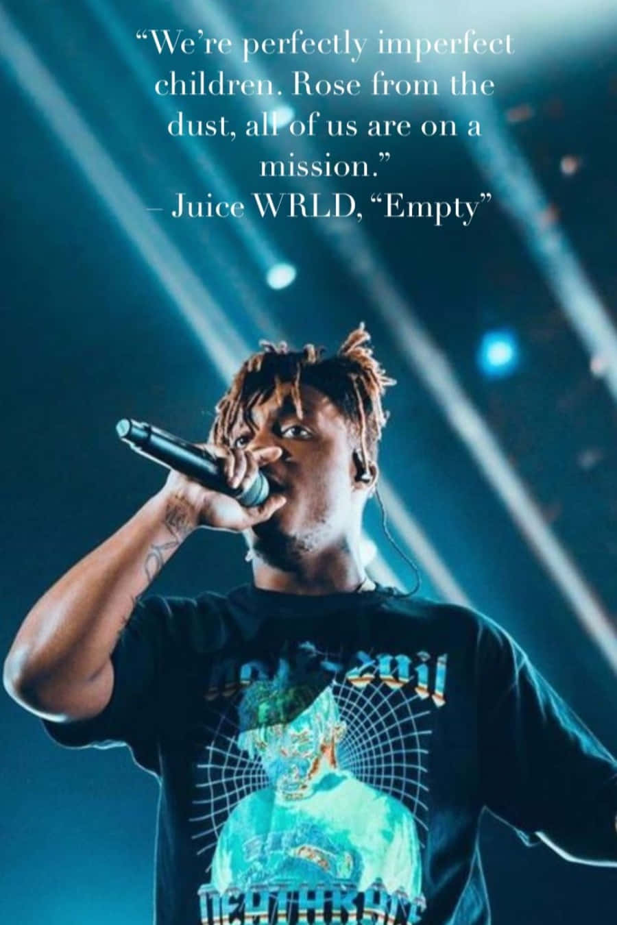 Juice Wrld Quotes 桌布 壁紙 — Juice WRLD 在藍色舞台燈光下熱情表演，手持麥克風，並帶有引言覆蓋層。