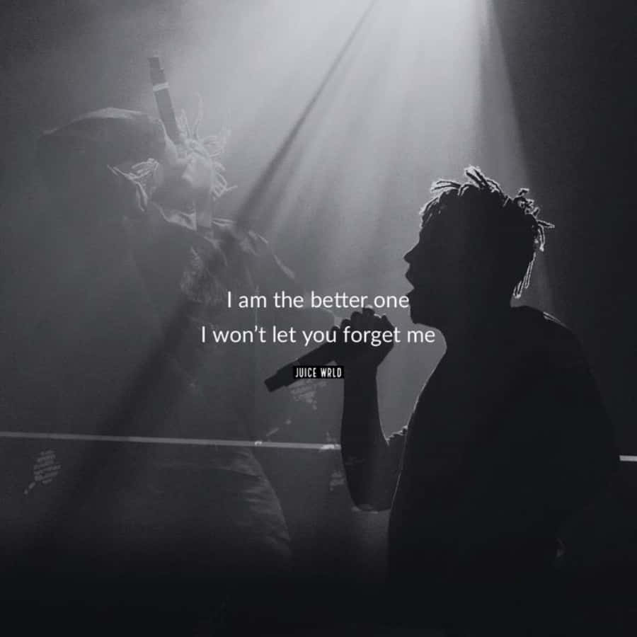 Juice Wrld Quotes 桌布 壁紙 — Juice WRLD 對著麥克風唱歌，背後有光束穿過煙霧的戲劇性黑白舞台照。