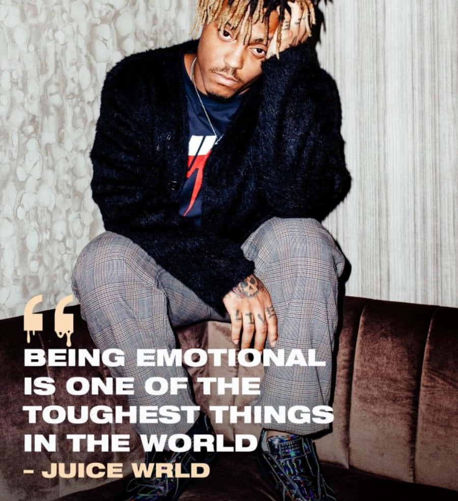Juice Wrld Quotes 桌布 壁紙 — Juice WRLD 沉思地坐在棕色沙發上，身穿黑色毛絨毛衣和格子褲，背景是紋理牆壁，並帶有引文疊加。