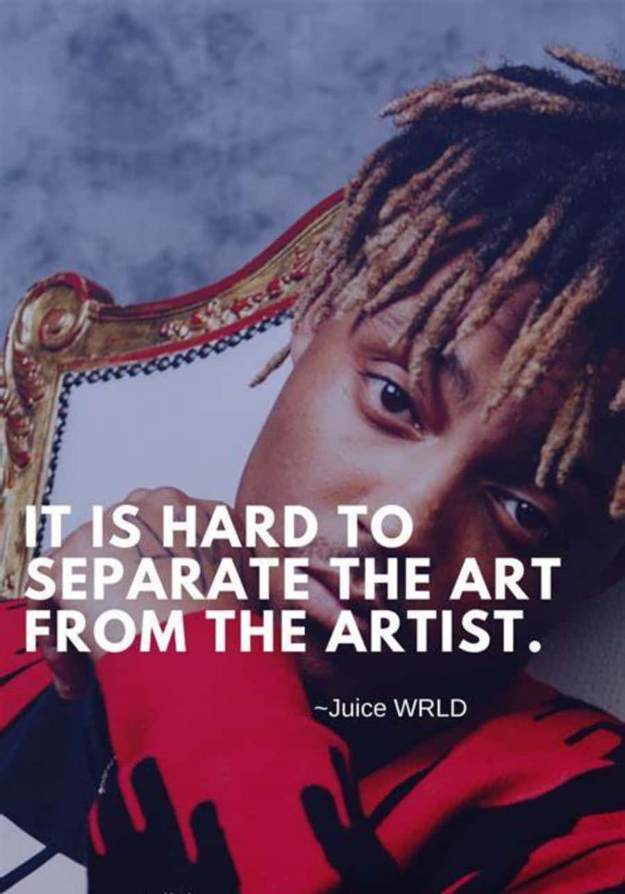 Juice Wrld Quotes 桌布 壁紙 — Juice WRLD 的 close-up 肖像，留著辮子頭，身穿紅色圖案襯衫，背景為帶紋理的藍色，並覆蓋引文。