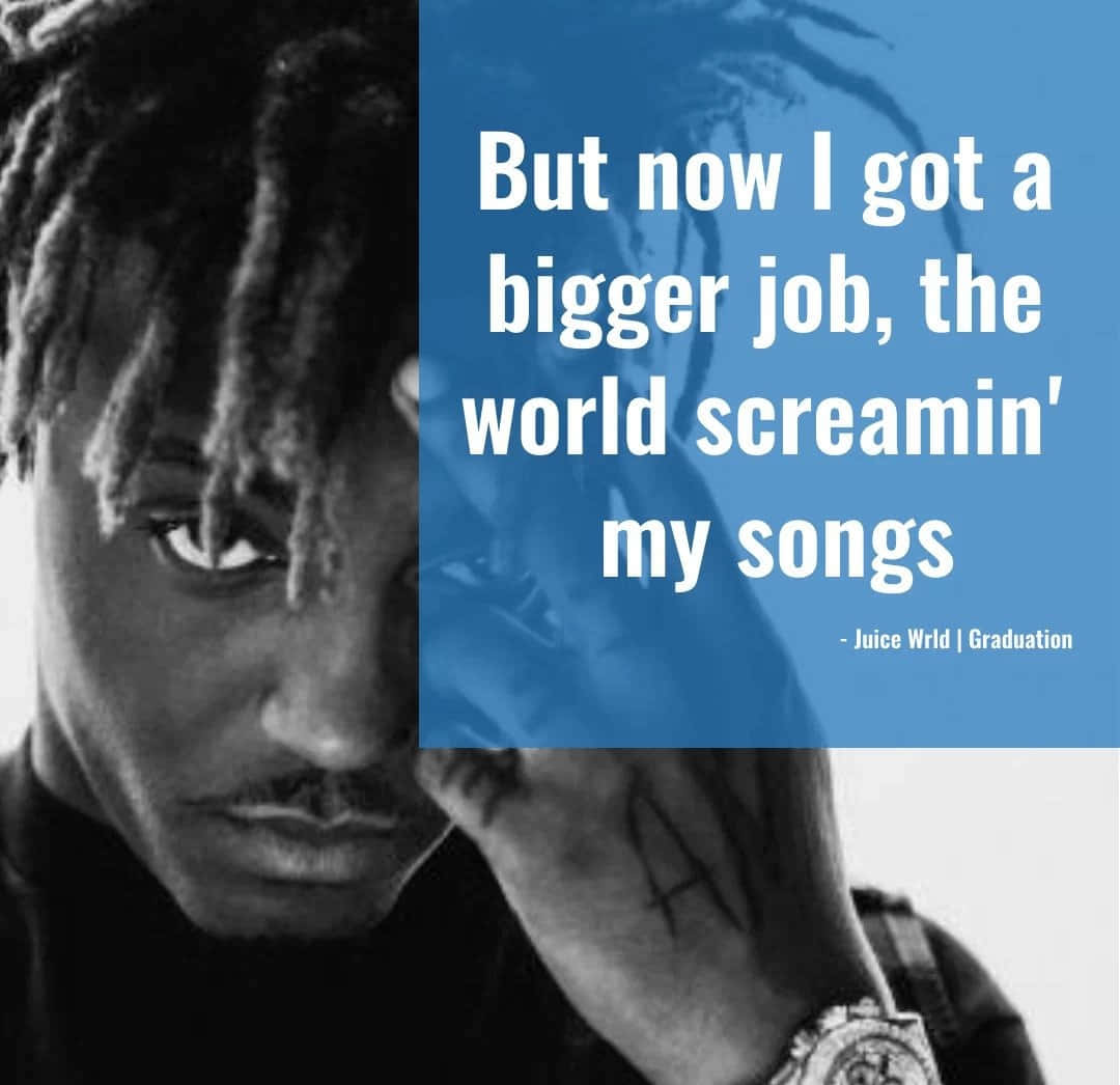 Juice Wrld Quotes 桌布 壁紙 — Juice WRLD 的黑白肖像，上面有藍色文字疊加，引用他的歌曲 Graduation。