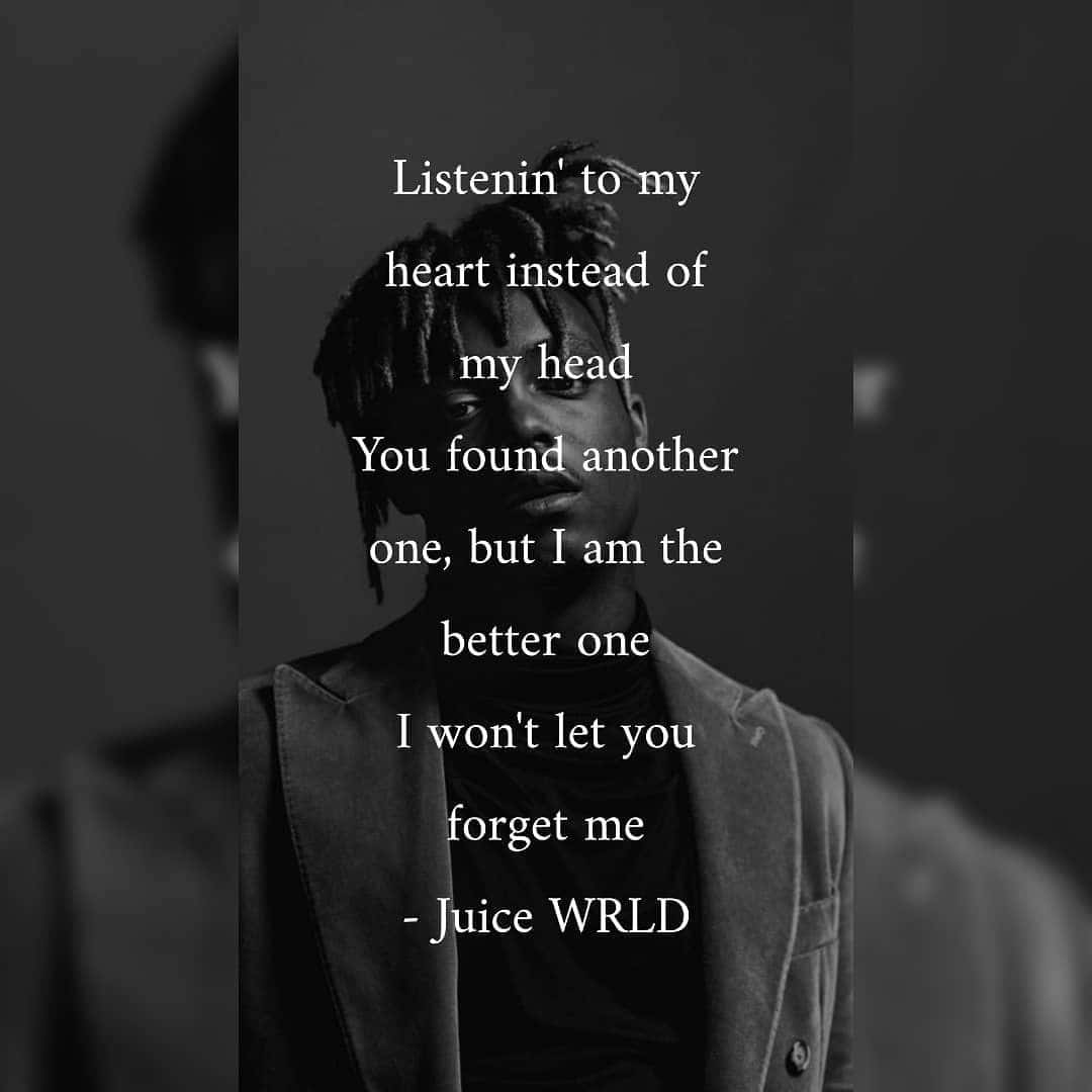 Juice Wrld Quotes 桌布 壁紙 — Juice WRLD 的黑白肖像，歌詞疊加在他的圖像上，背景為深色。