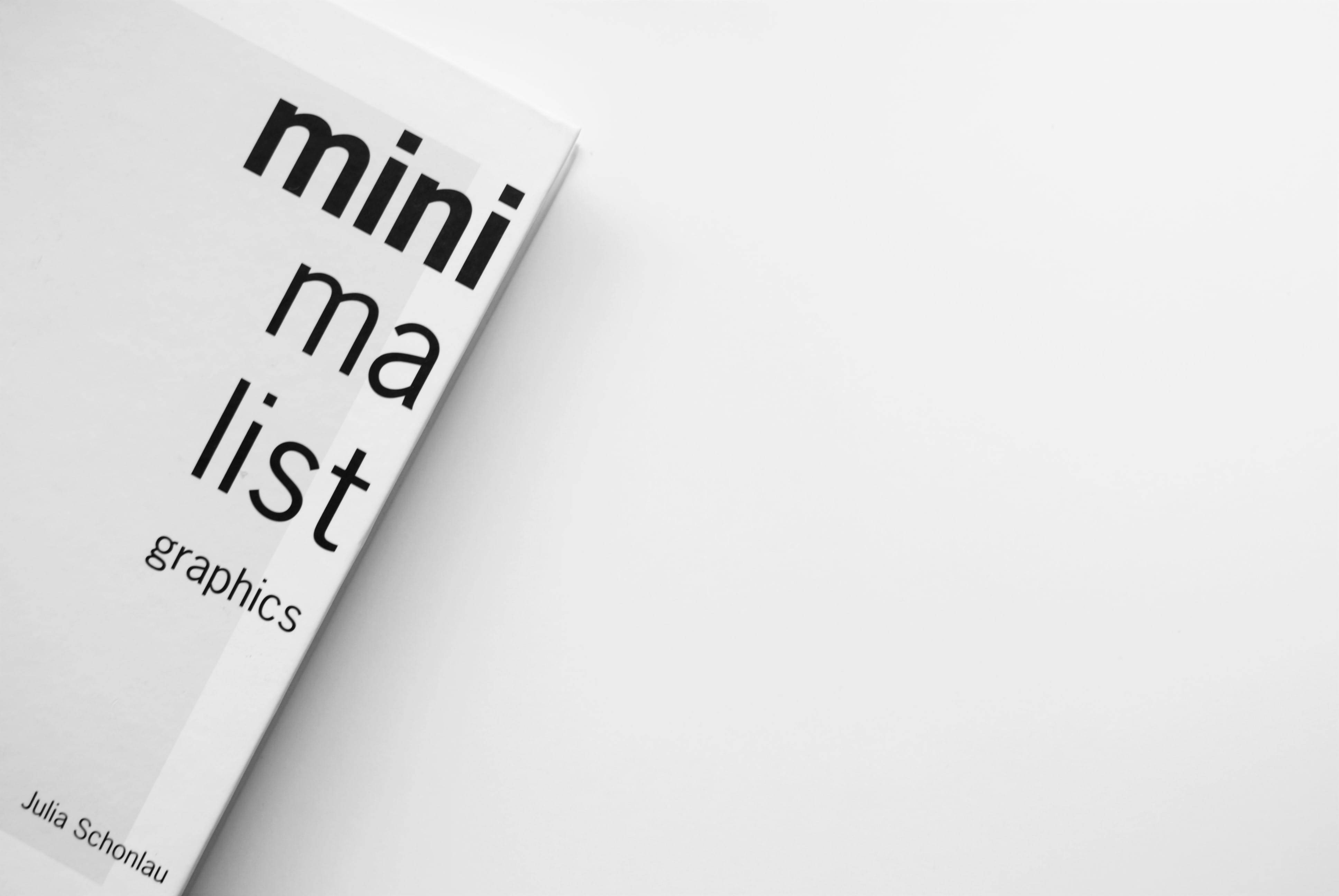 雜誌 桌布 壁紙 — Julia Schonlau 所著的極簡白色書籍《minimalist graphics》斜放在純白表面上。