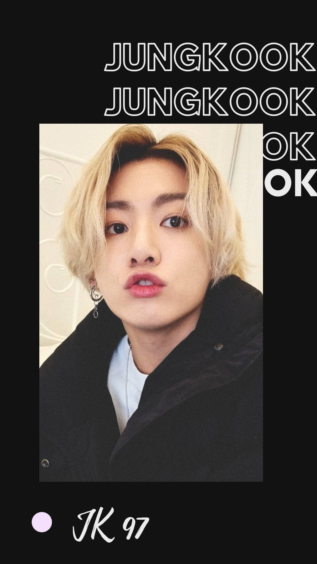 Jungkook 桌布 壁紙 — Jungkook 的近距离肖像，金髮黑外套，深色背景重複文字。