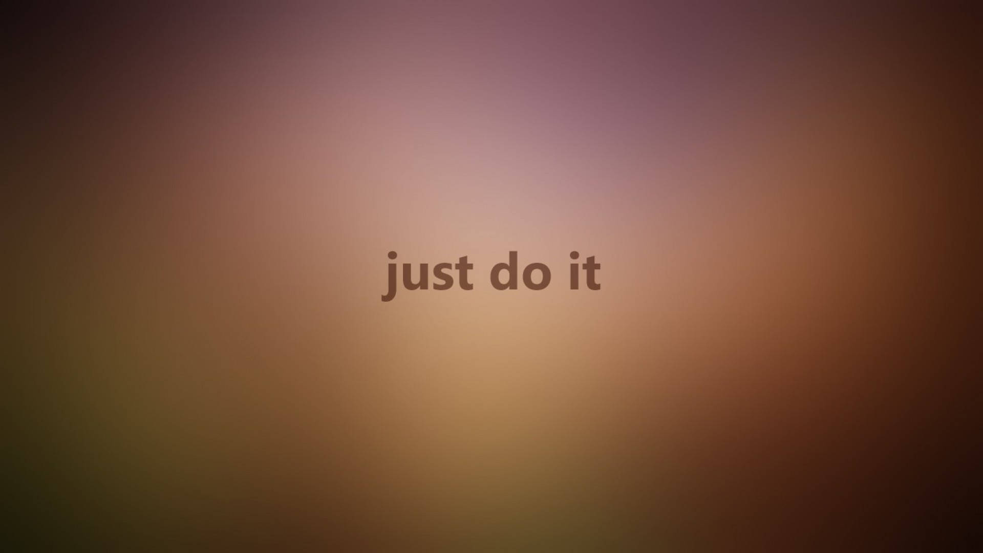 Just Do It 桌布 壁紙 — 「just do it」這個短語漂浮在柔和漸變背景的中央，背景混合了從棕色到紫紅色的溫暖大地色調。