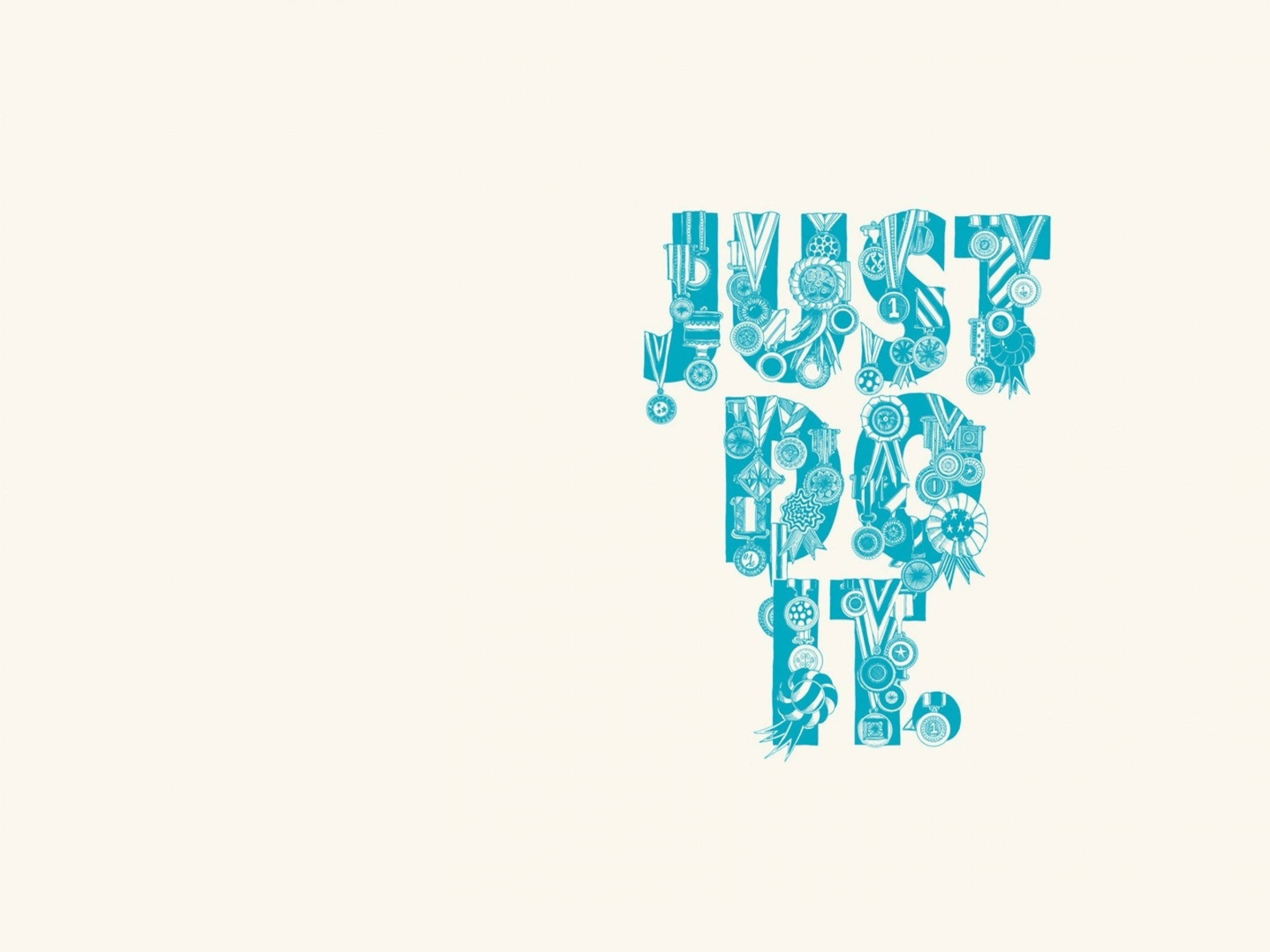 Just Do It 桌布 壁紙 — 「JUST DO IT」這個短語由藍色體育獎牌和獎盃的拼貼組成，背景是奶油色。