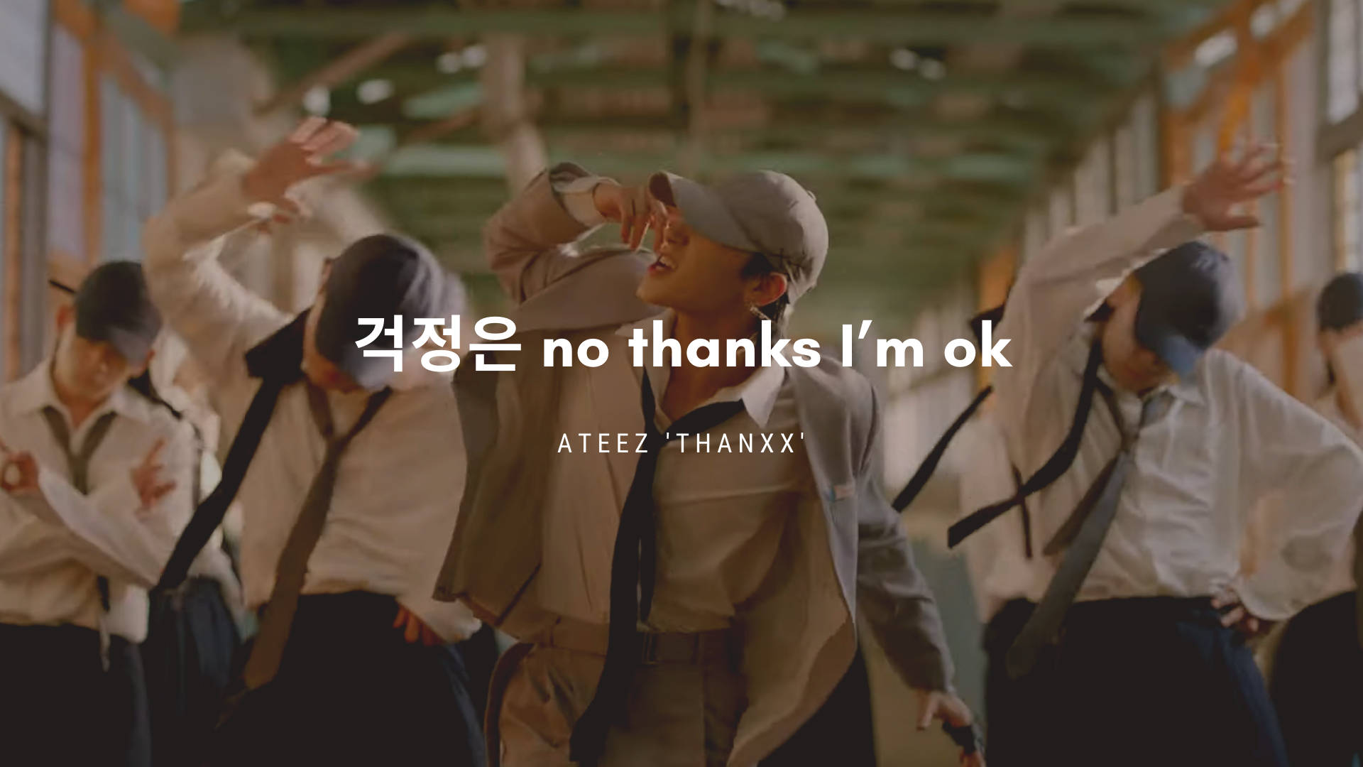 音樂 桌布 壁紙 — K-pop 組合 ATEEZ 在陽光普照的學校走廊裡，穿著白襯衫和領帶，充滿活力地跳舞。