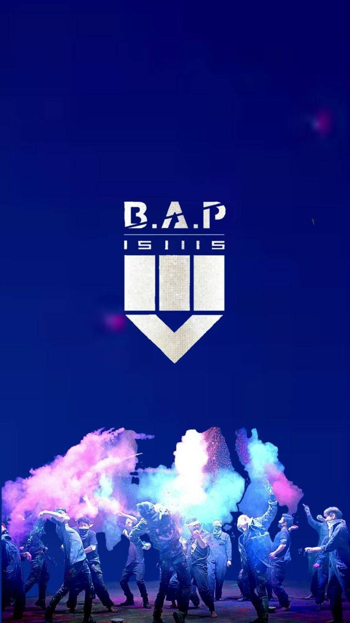 K-pop 桌布 壁紙 — K-pop 組合 B.A.P 在深藍色背景下，伴隨著充滿活力的粉紅色和藍色煙霧爆炸，充滿活力地表演。