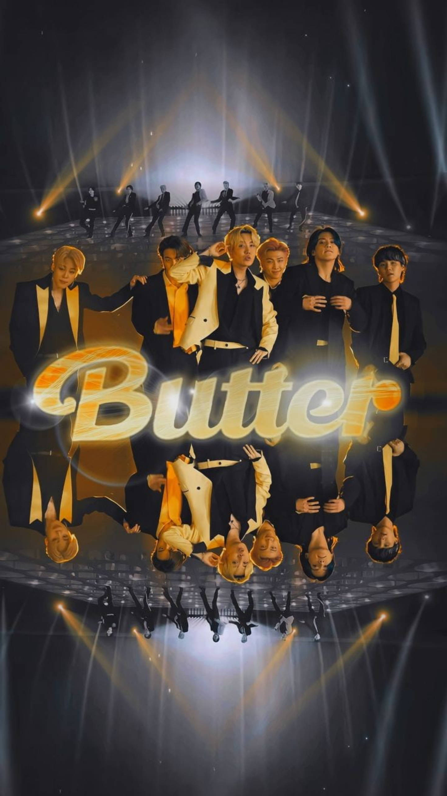 Butter 桌布 壁紙 — K-pop 組合 BTS 在金色舞台燈光下自信地擺姿勢，前方閃爍著「Butter」標題。