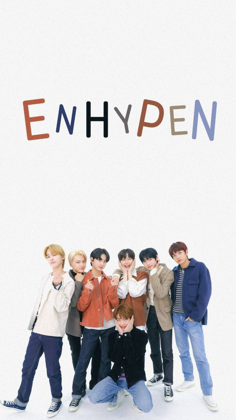 ENHYPEN 桌布 壁紙 — K-pop 組合 ENHYPEN 的七位成員在純白背景前隨意擺姿勢，上方有他們色彩繽紛的標誌。
