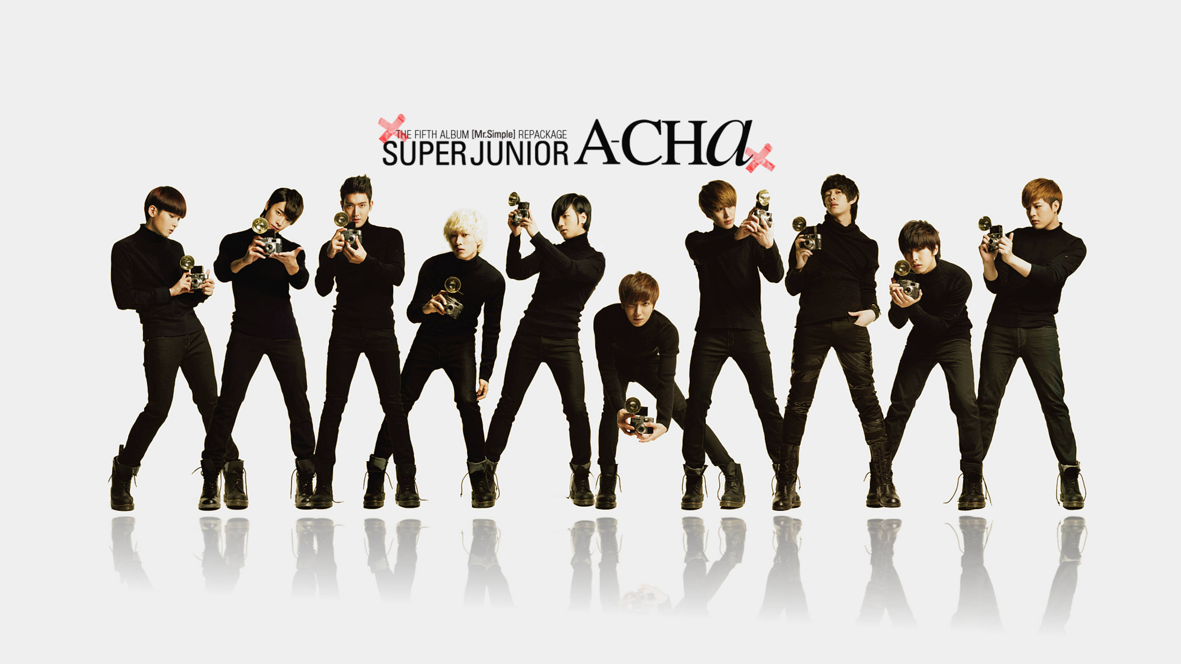 Super 桌布 壁紙 — K-pop 組合 Super Junior 身穿黑色服裝，手持獎盃，在極簡白色背景和反光地板上擺姿勢。