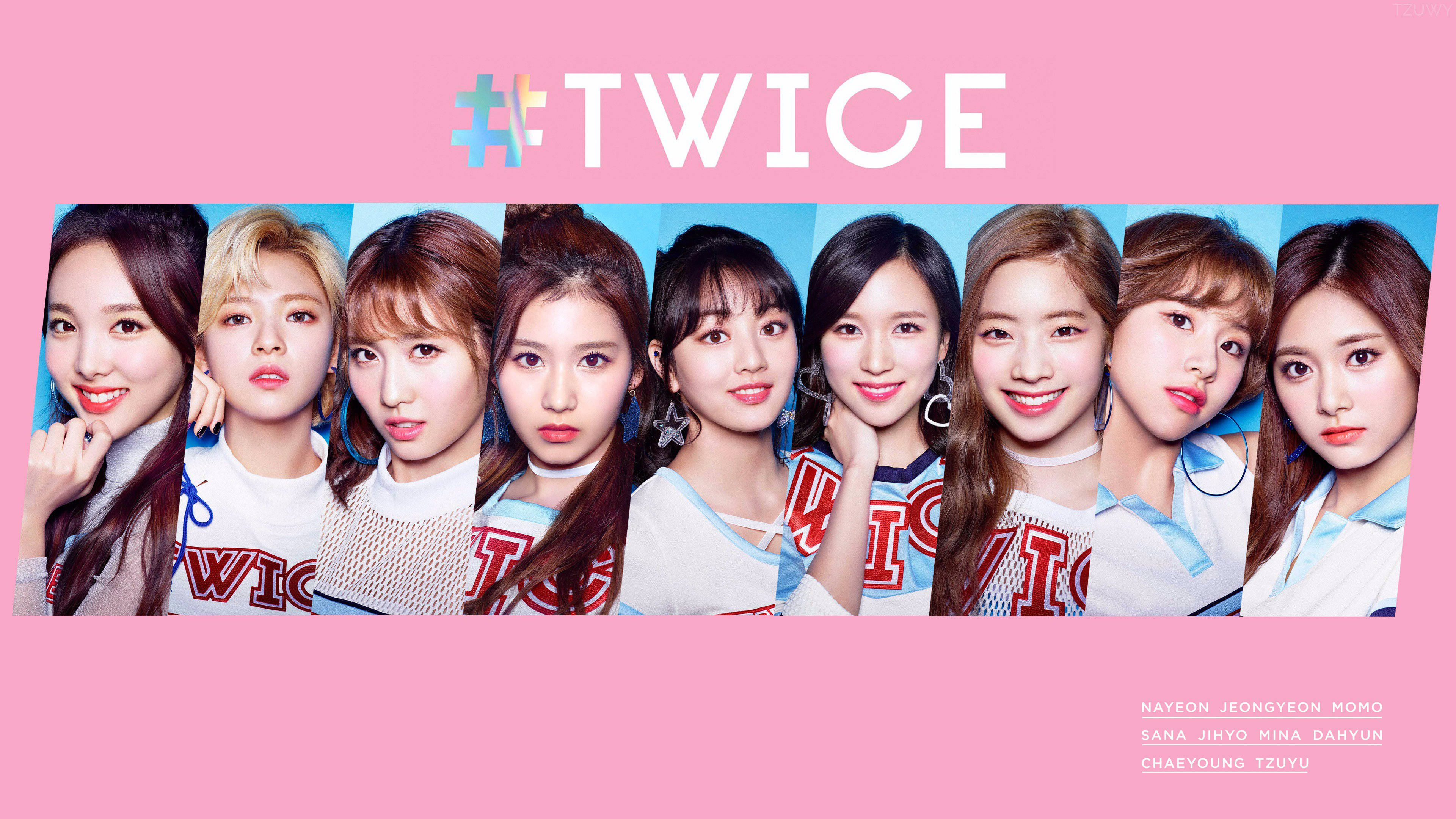 Kpop Aesthetic 桌布 壁紙 — K-pop 組合 TWICE 的七名成員在充滿活力的粉紅色和藍色宣傳壁紙上擺姿勢，下方列出他們的名字。