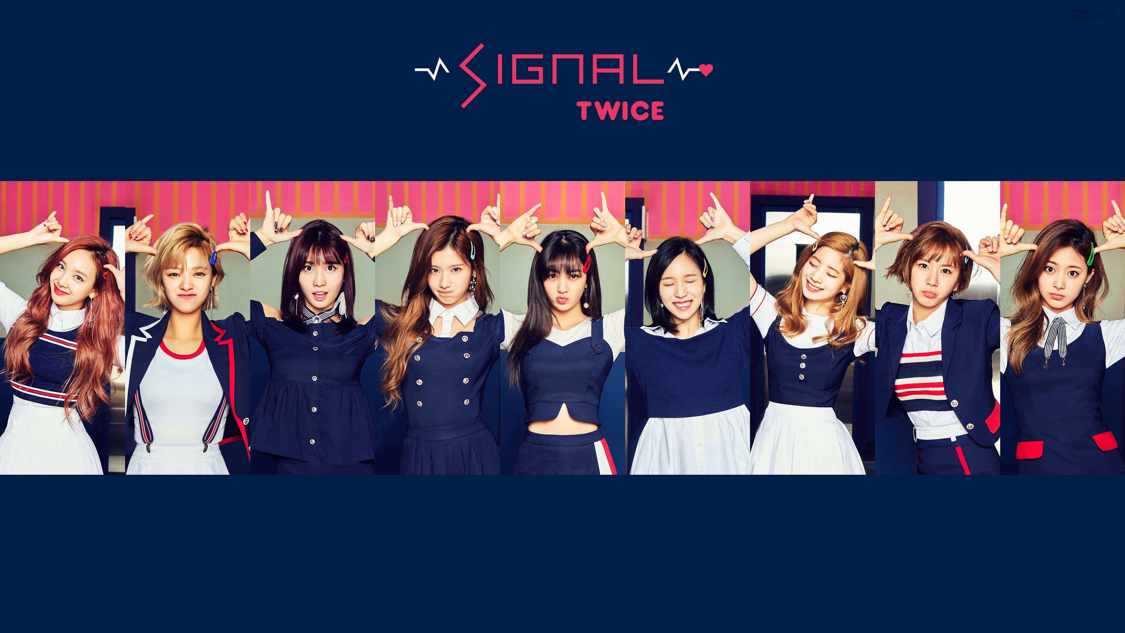 Kpop Aesthetic 桌布 壁紙 — K-pop 組合 TWICE 的九位成員身穿協調的海軍藍和白色服裝，在粉紅色條紋牆前擺姿勢，並在 'SIGNAL' 標誌下做出同步的手勢。