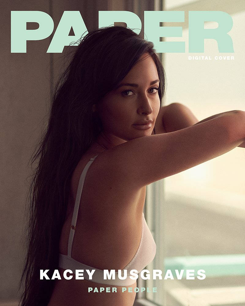 Kacey Musgraves 桌布 壁紙 — Kacey Musgraves 穿著白色胸罩，在柔和光線的窗邊擺姿勢，帶有 'PAPER' 雜誌文字疊加。