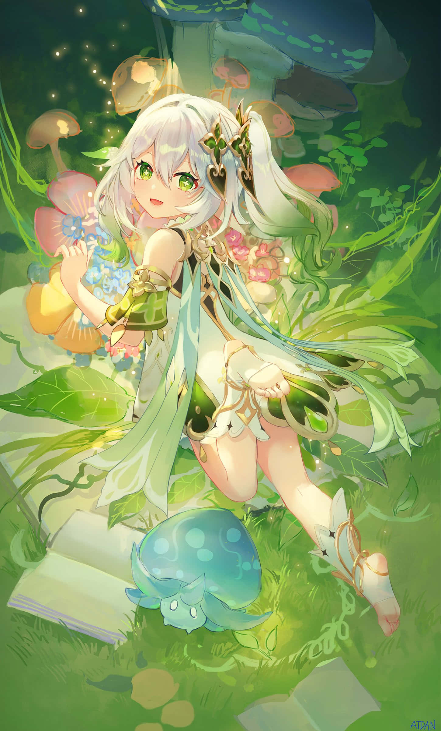 Nahida 桌布 壁紙 — 一位開朗的動漫女孩，白髮綠眼，坐在茂密的綠色森林中，周圍環繞著發光的蘑菇和花朵。