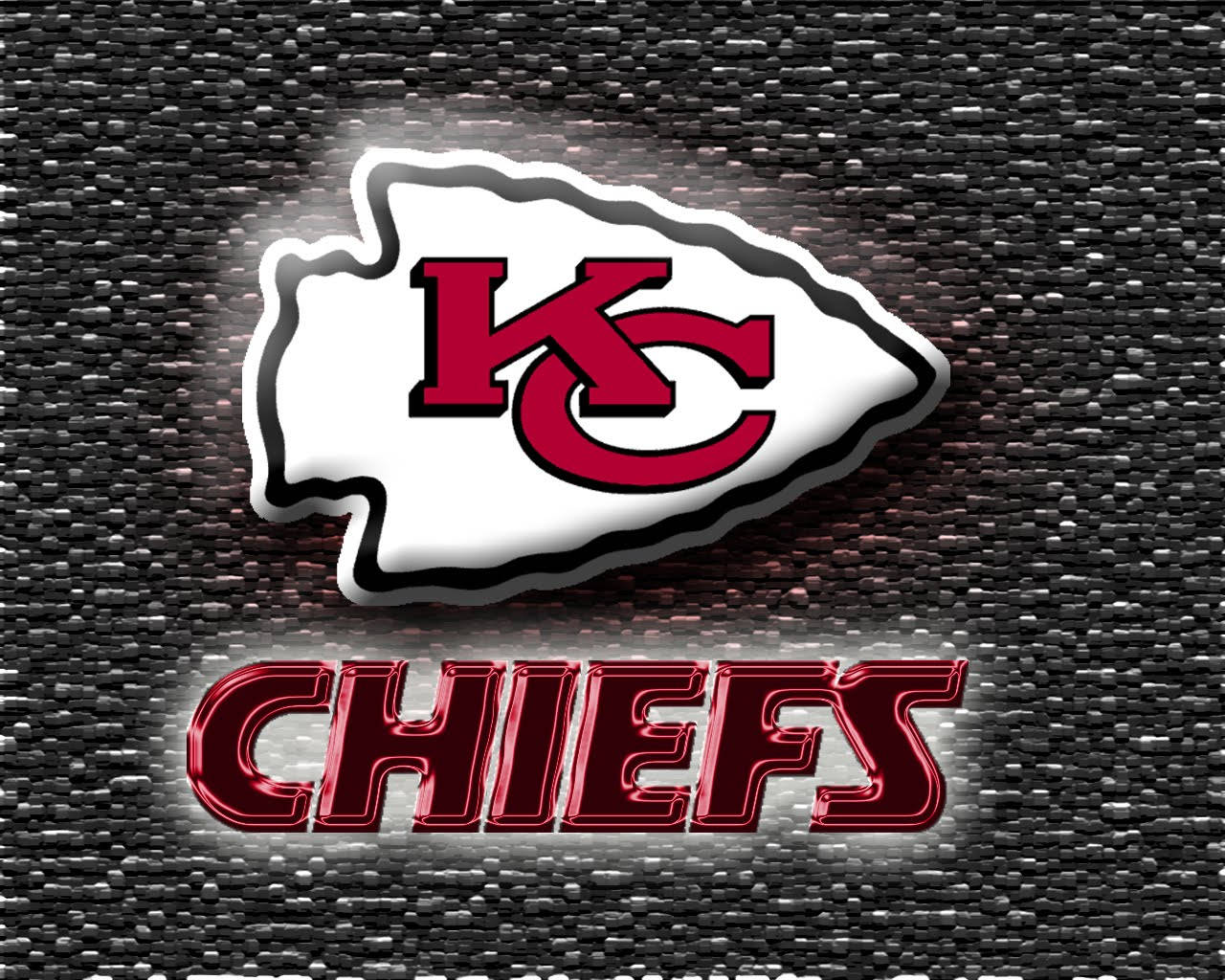 Kc Chiefs 桌布 壁紙 — Kansas City Chiefs 標誌，帶有鮮明的紅白徽章和金屬紅色文字，背景為紋理深灰色。