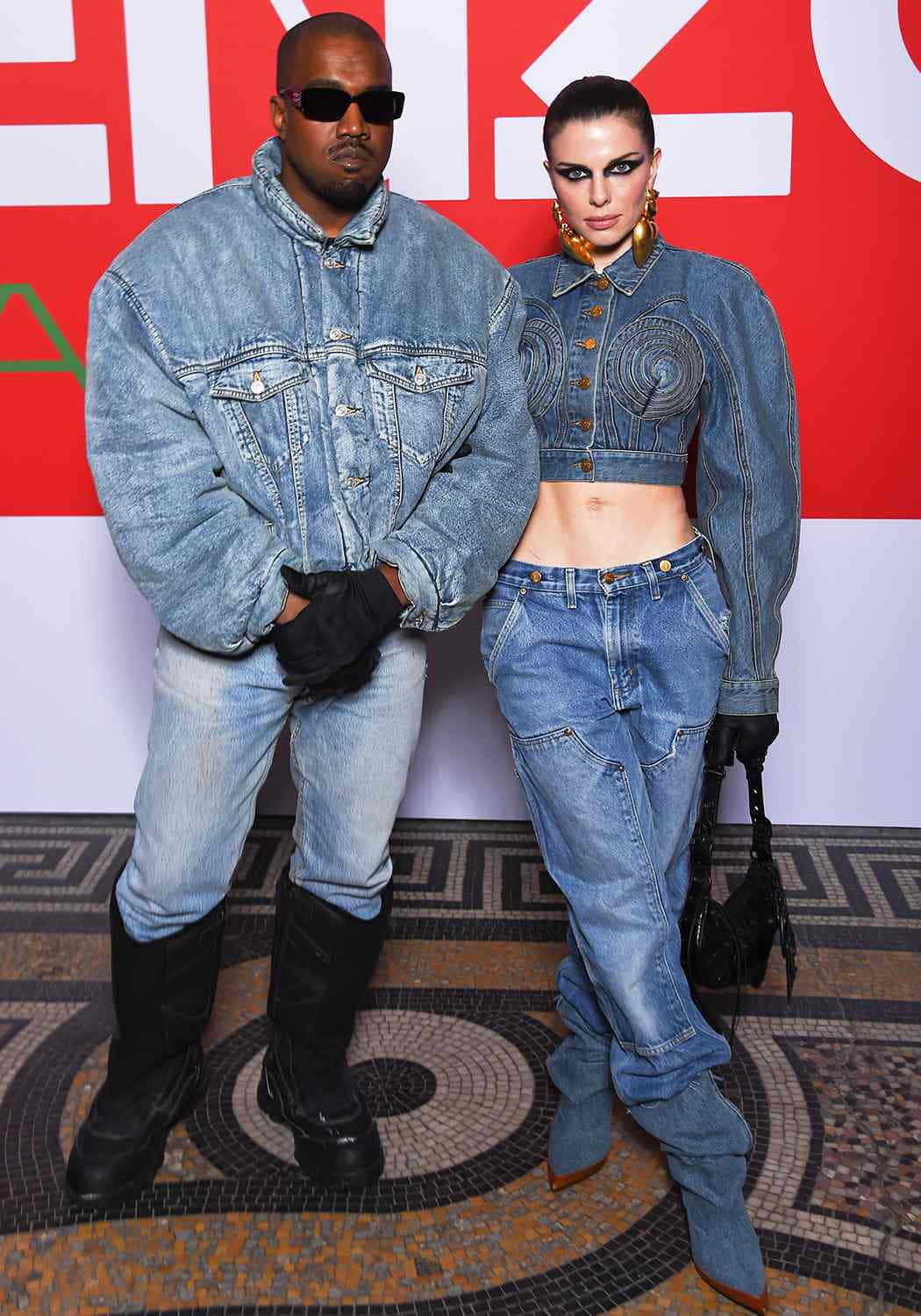 Julia Fox 桌布 壁紙 — Kanye West 和 Bella Hadid 穿著相配的牛仔服裝，在鮮明的紅白品牌背景前擺姿勢。