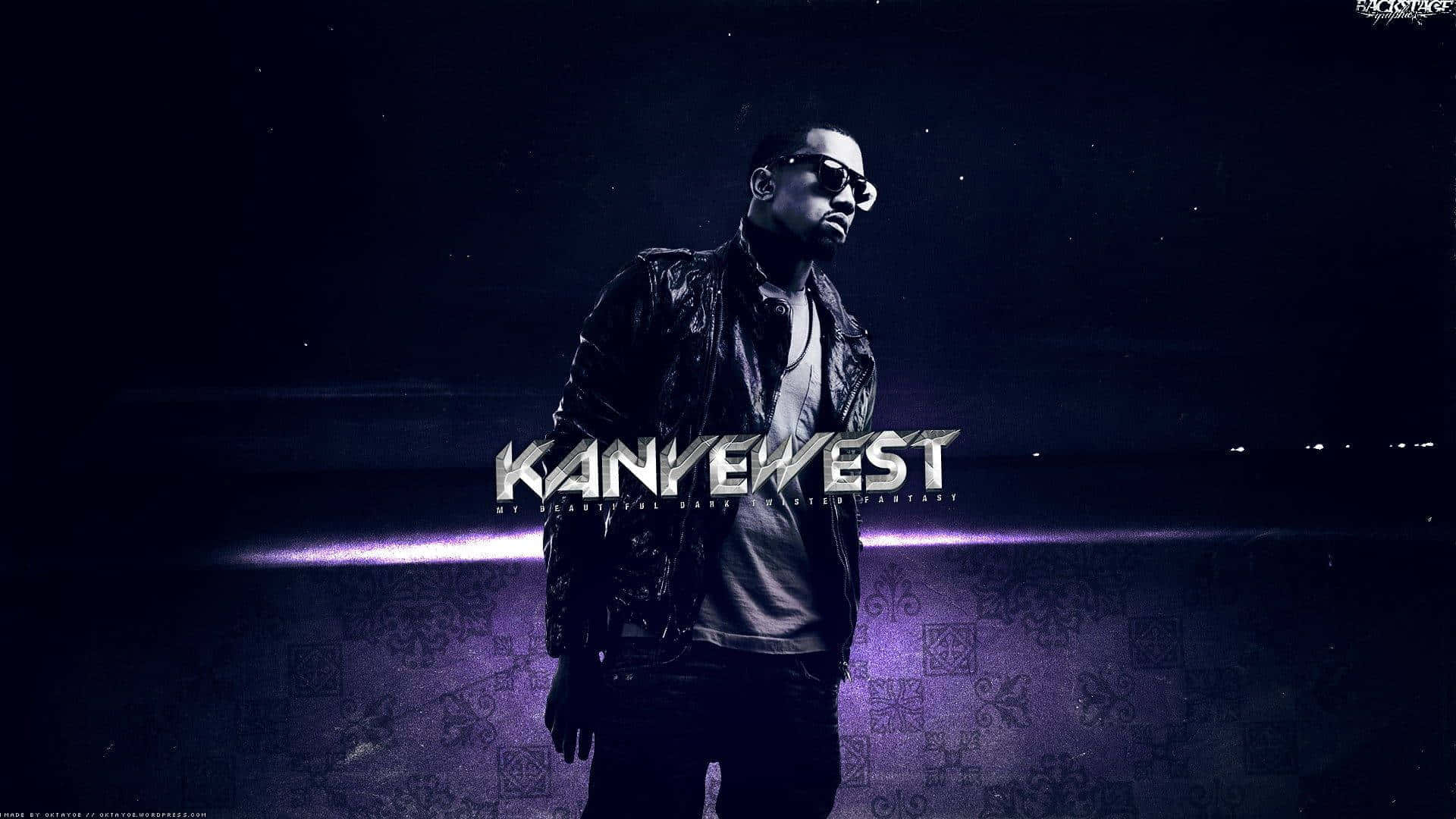 Kanye West Yeezus 桌布 壁紙 — Kanye West 站在深紫色燈光場景中，戴著太陽眼鏡和皮夾克，他的名字以金屬質感文字發光。