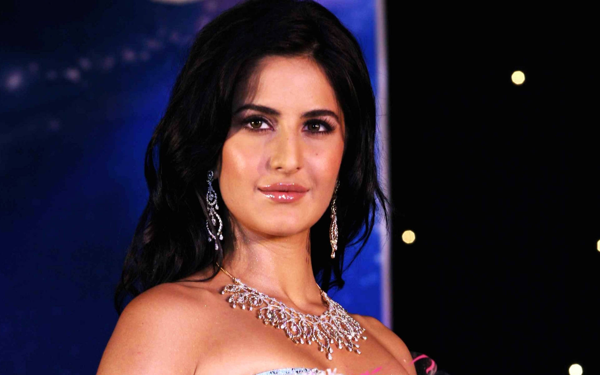 Katrina 桌布 壁紙 — Katrina Kaif 在深藍色星空背景下，戴著閃閃發光的鑽石項鍊和耳環，優雅地微笑。