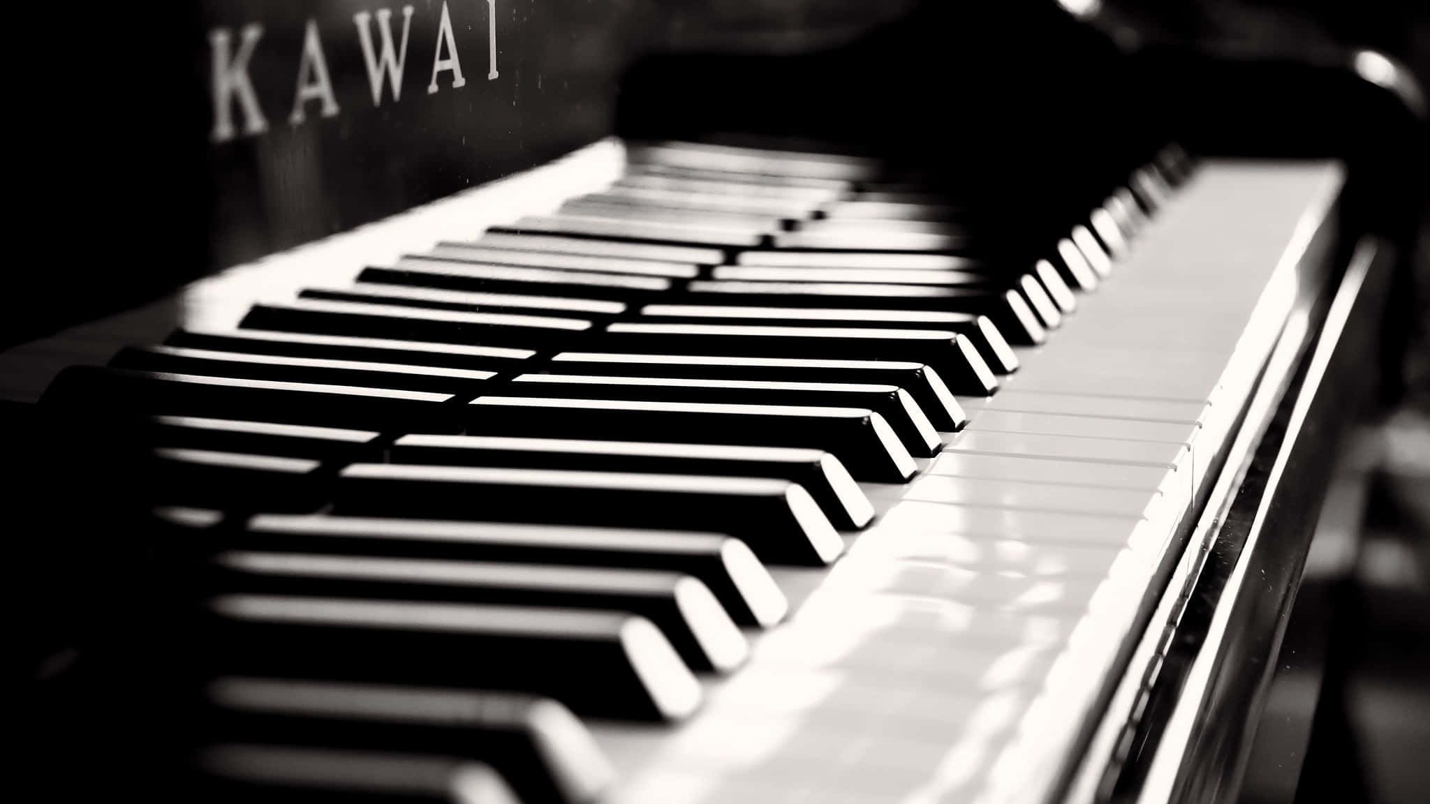 Black And White Piano 桌布 壁紙 — KAWAI鋼琴鍵盤的黑白戲劇性特寫，淺景深強調了琴鍵的質感和對比。