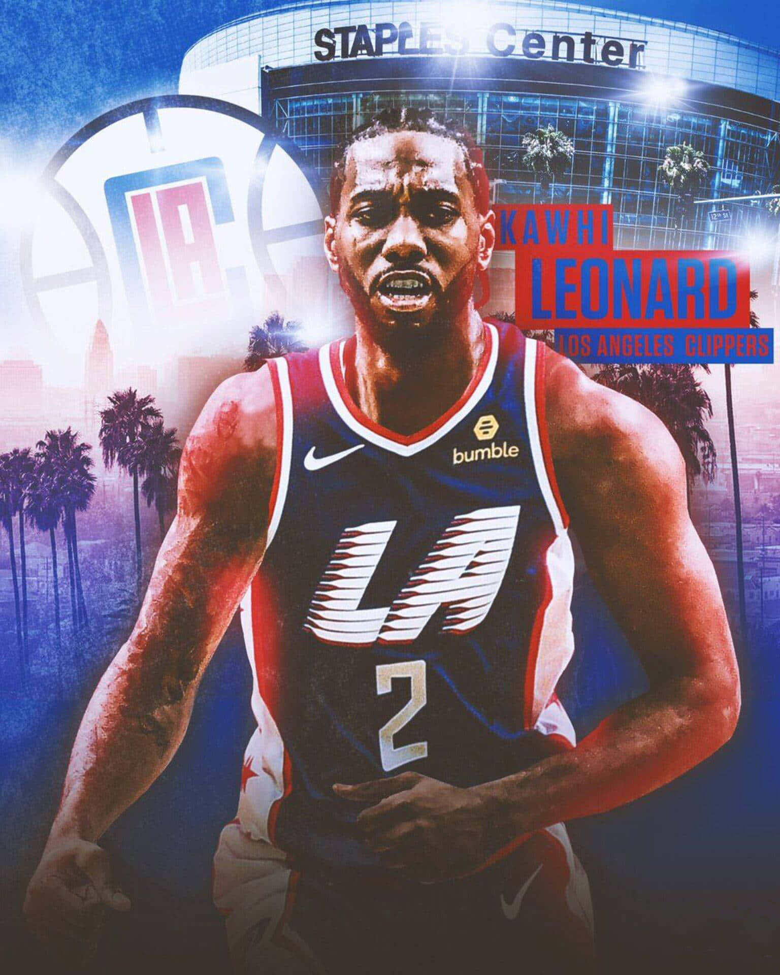 NBA 桌布 壁紙 — Kawhi Leonard 身穿LA快艇隊球衣，在斯台普斯中心前，棕櫚樹和城市景觀在戲劇性的藍色和紅色燈光下閃耀，他神情專注地站立。