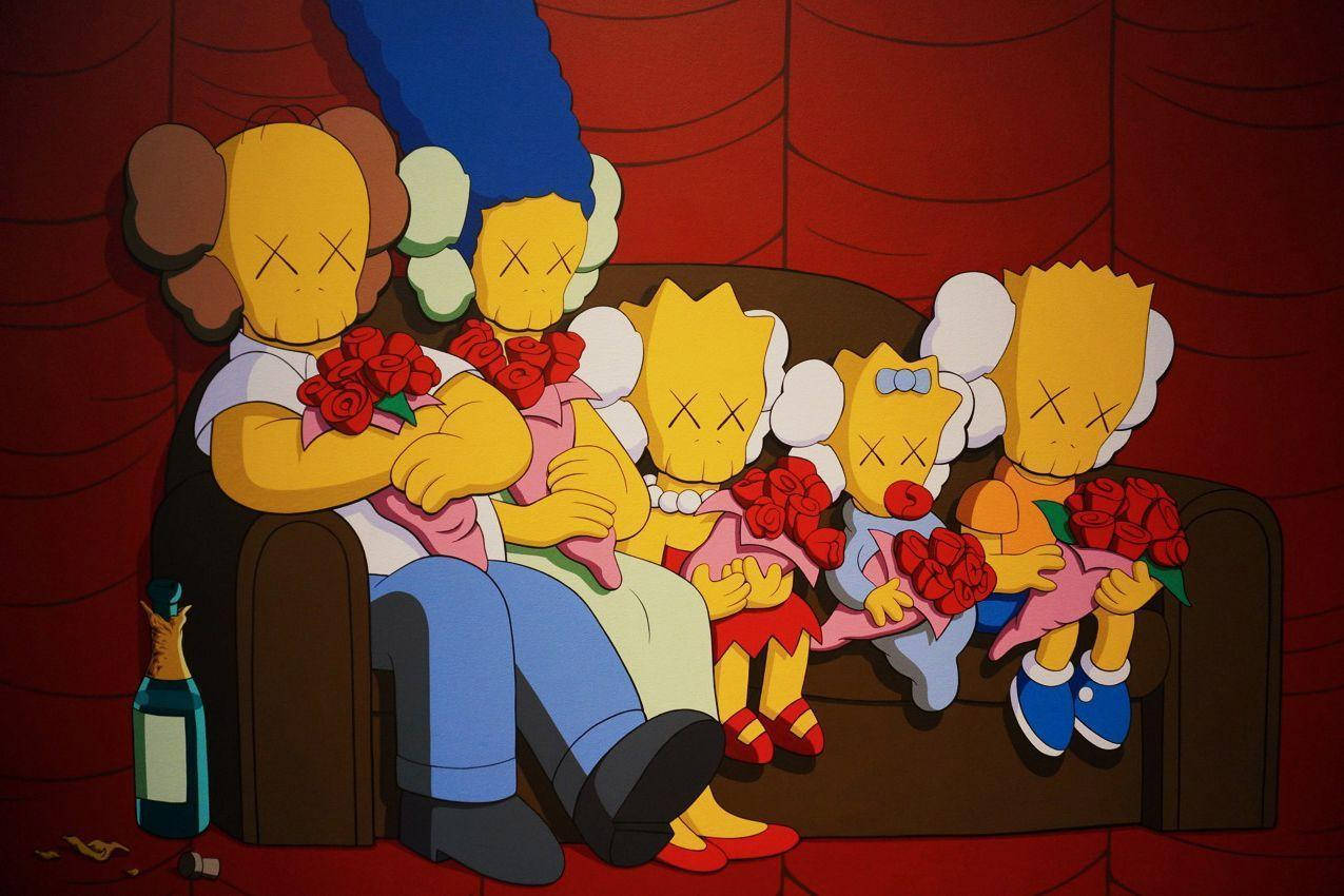 kaws pc 桌布 壁紙 — Kaws風格的辛普森家庭坐在沙發上，手持紅玫瑰，背景是紅色窗簾。