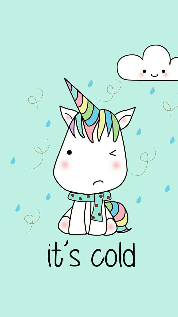  壁紙 — 一隻可愛的卡通獨角獸戴著圍巾，在微笑的雲朵下雨中看起來很冷。