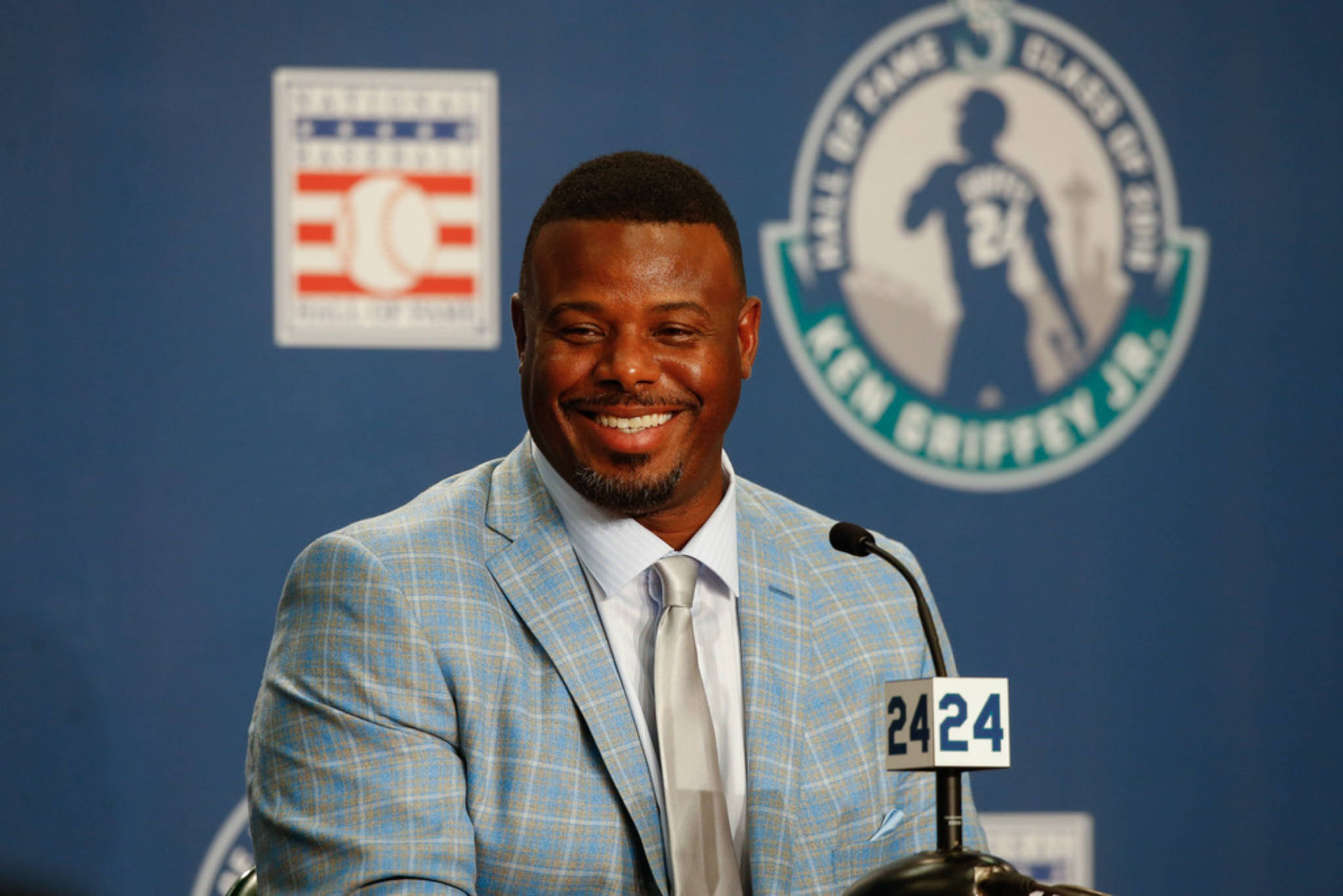 ken 桌布 壁紙 — Ken Griffey Jr. 穿著淺藍色格紋西裝，在名人堂入選記者會上溫暖地微笑。