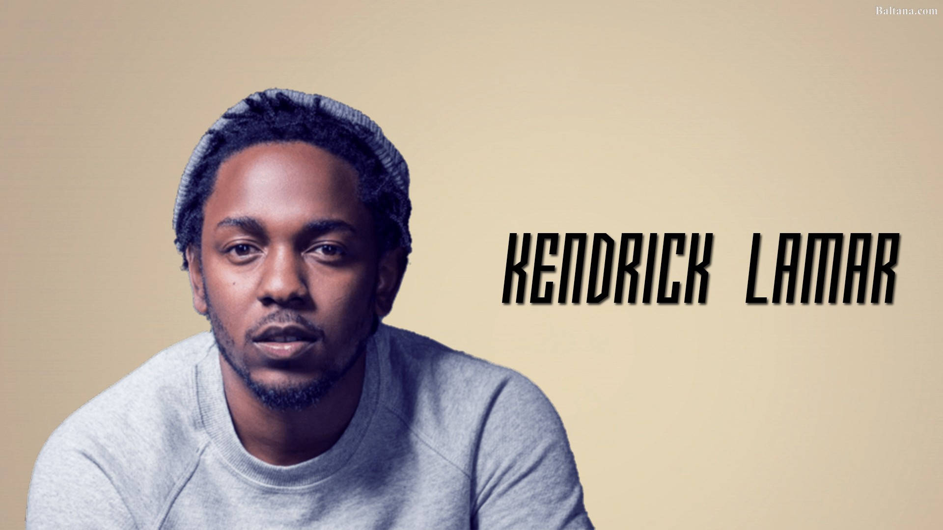 Kendrick 桌布 壁紙 — Kendrick Lamar 的肖像，戴著灰色毛帽和運動衫，背景是米色，他的名字以粗體文字顯示。