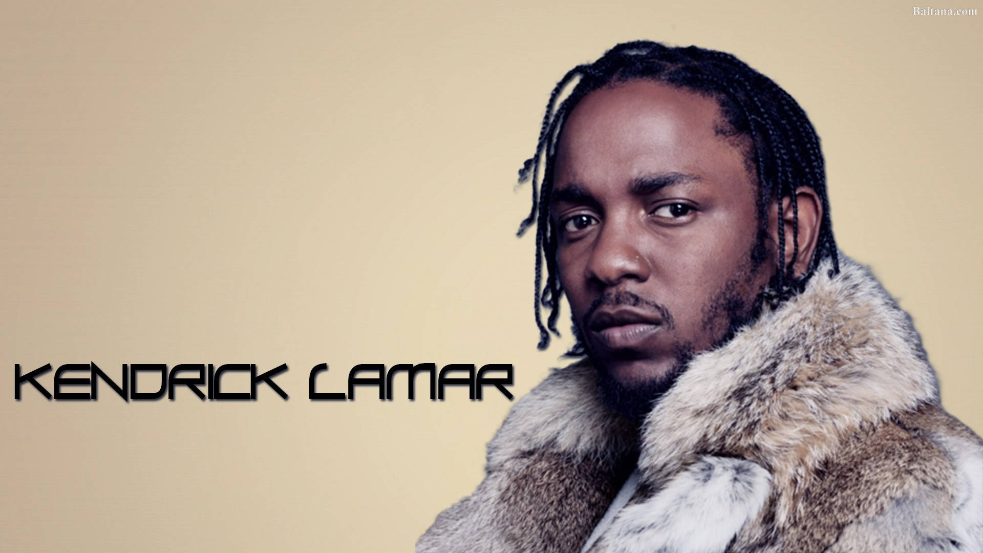 Kendrick 桌布 壁紙 — Kendrick Lamar 穿著毛領外套，在溫暖的米色背景上，他的名字以粗體文字呈現，他專注地凝視著。