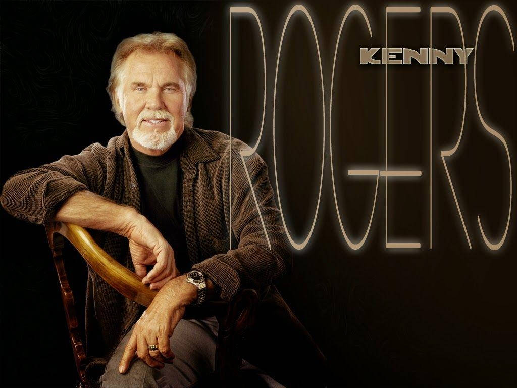 音樂 桌布 壁紙 — Kenny Rogers 放鬆地坐在木椅上，背景漆黑，他的名字以發光字母顯示在旁邊。