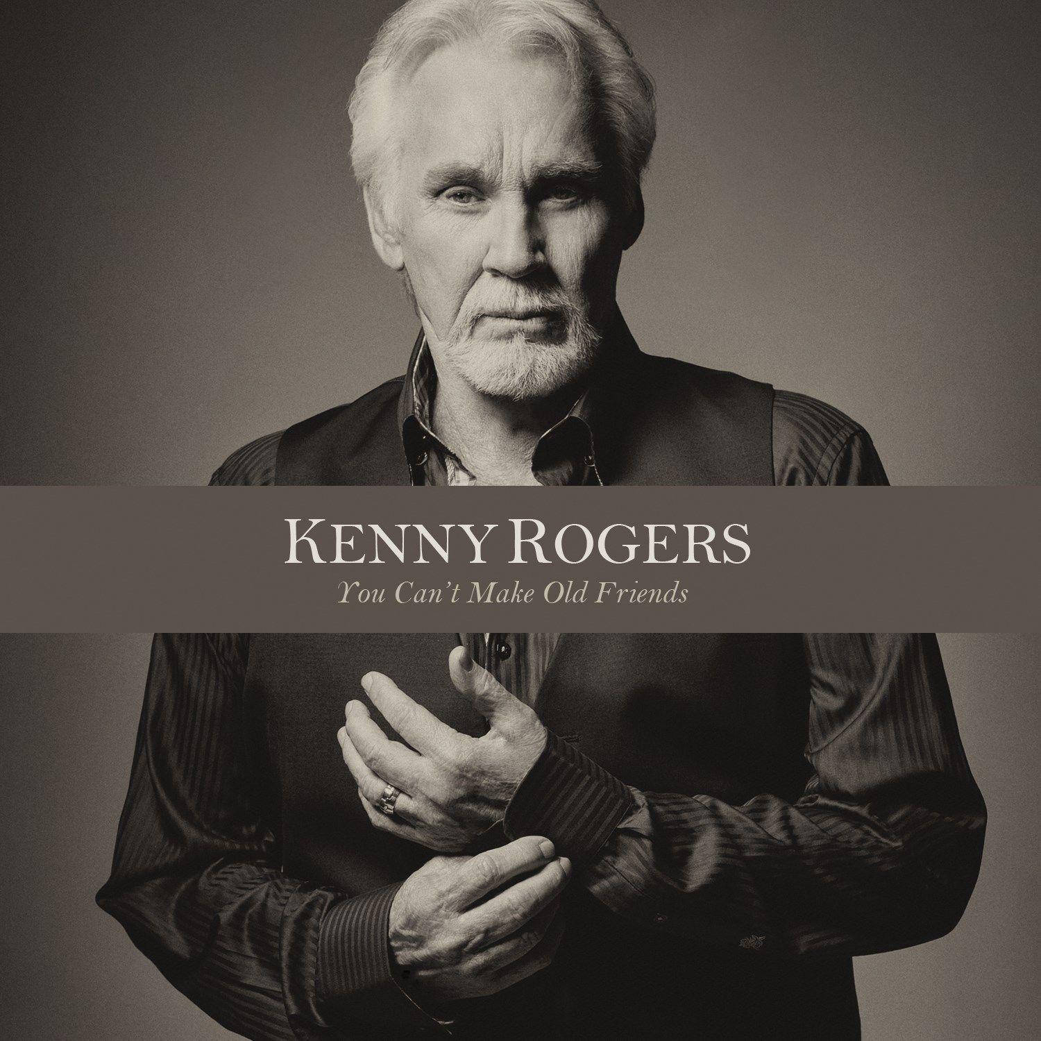 黑白 桌布 壁紙 — Kenny Rogers 的黑白肖像，表情嚴肅，雙手交疊在胸前，背景為柔和的灰色。