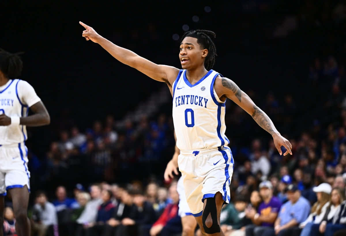 肯塔基籃球運動員背號零在場館內舉臂慶祝。 — NBA 壁紙