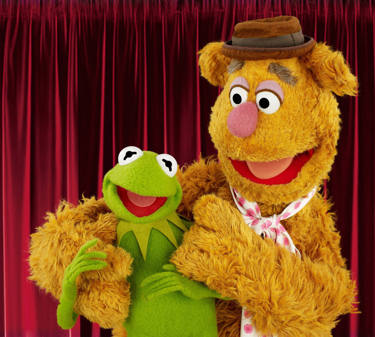 Fozzie Bear 桌布 壁紙 — Kermit the Frog 和 Fozzie Bear 在華麗的紅色天鵝絨窗簾背景下燦爛微笑。