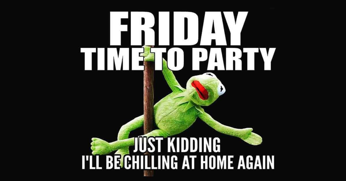 it's friday 桌布 壁紙 — Kermit the Frog 掛在柱子上，粗體文字宣佈星期五派對計劃變成在家 chill 的氛圍。