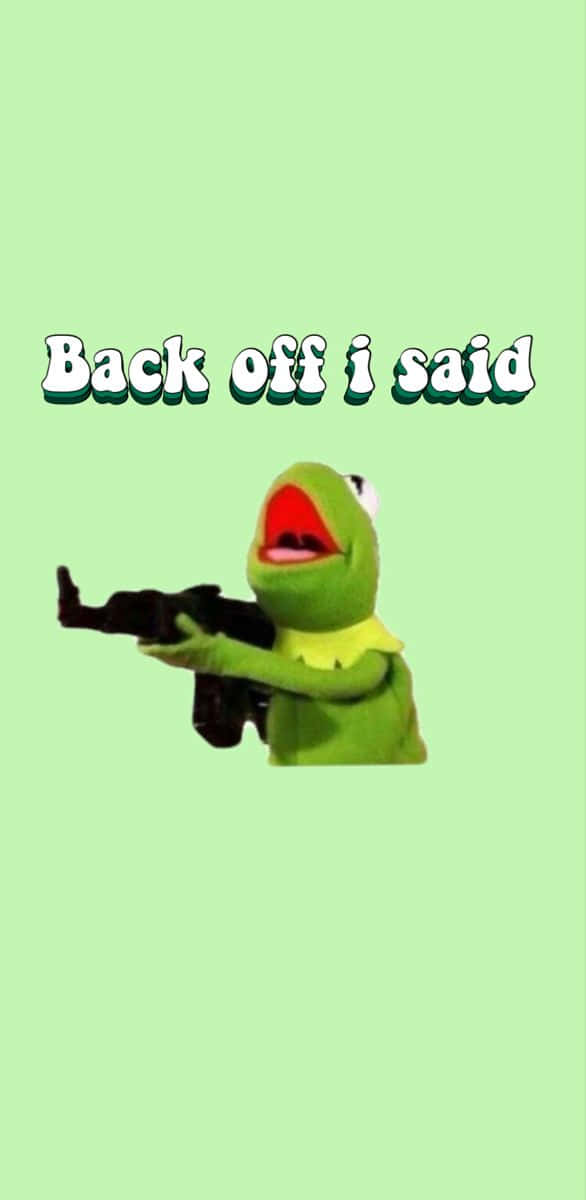Kermit the Frog 持有一把步槍，文字寫著 'Back off i said' — Meme 壁紙