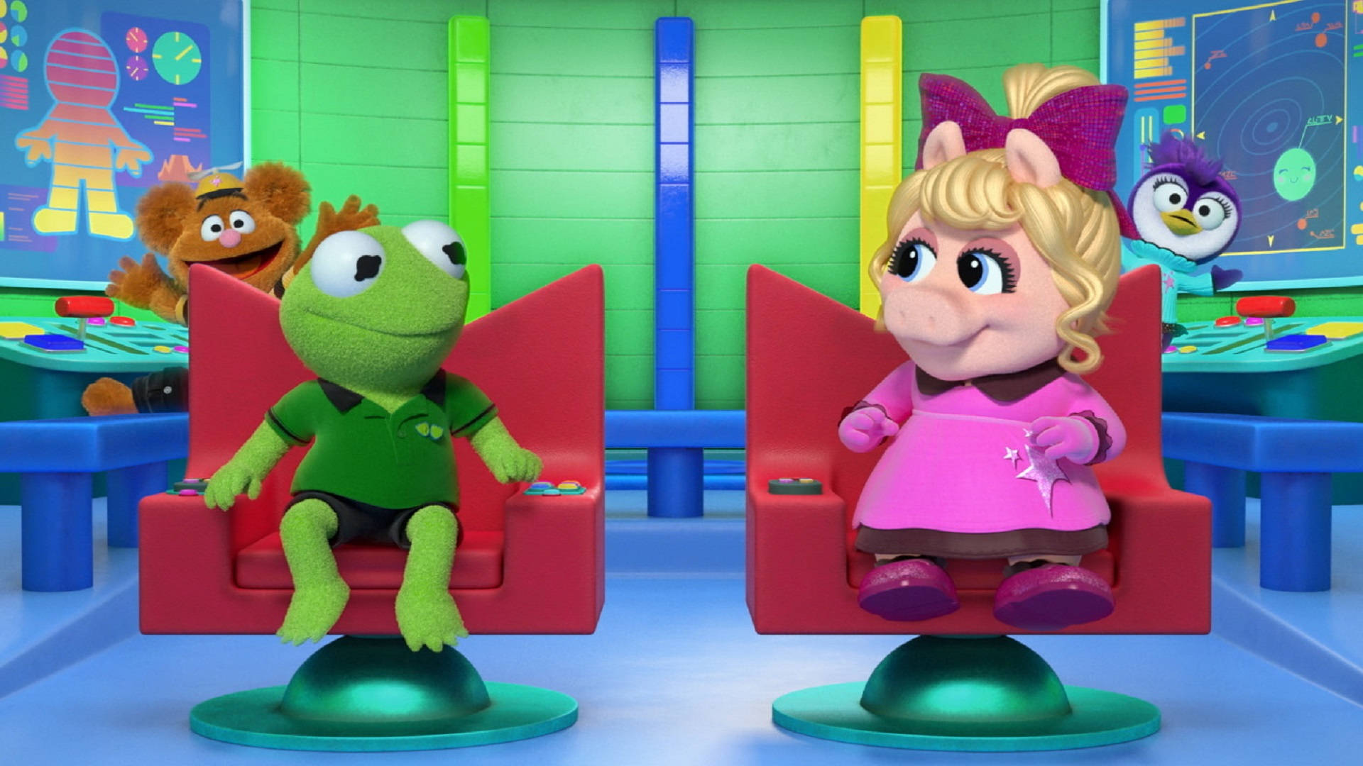 babies 桌布 壁紙 — Kermit 和 Miss Piggy 坐在紅色椅子上，在色彩繽紛的 Muppet 實驗室裡，背後有其他角色和發光螢幕。
