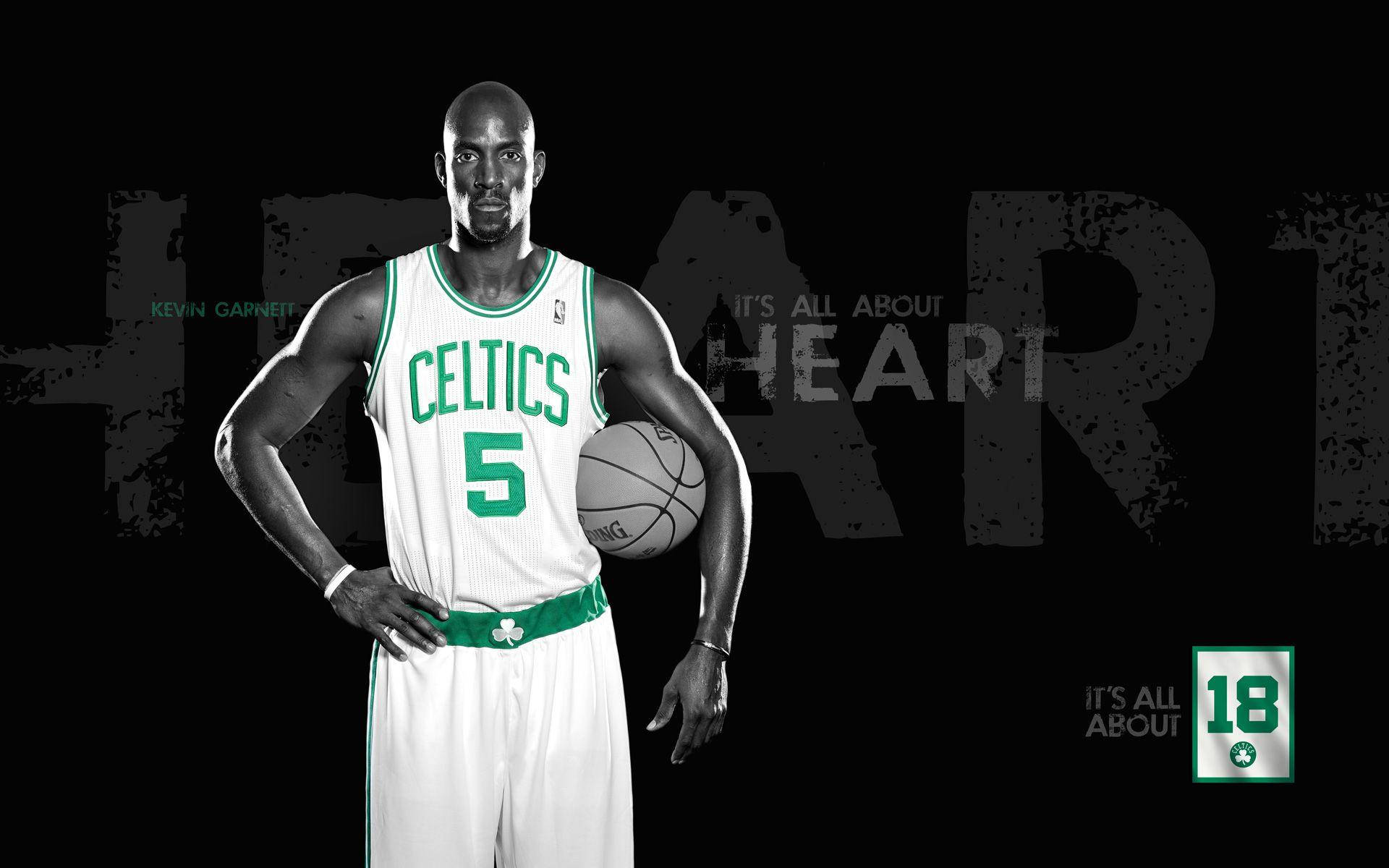 Kevin Garnett 桌布 壁紙 — Kevin Garnett 身穿塞爾提克球衣，手持籃球，背後有 'HEART' 文字，黑色背景。