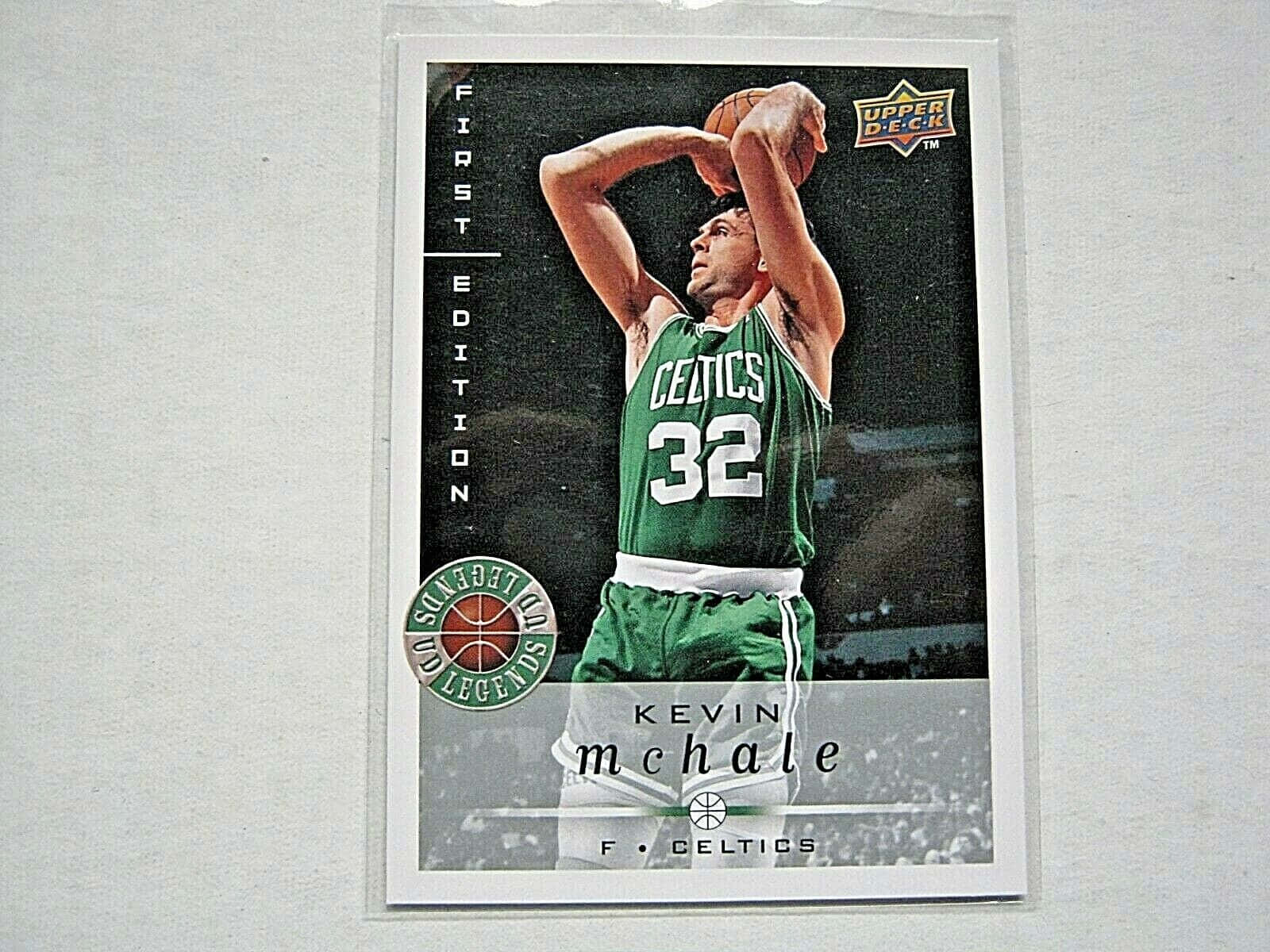 籃球 桌布 壁紙 — Kevin McHale 身穿綠色塞爾提克球衣，在深色背景下投籃的籃球卡。