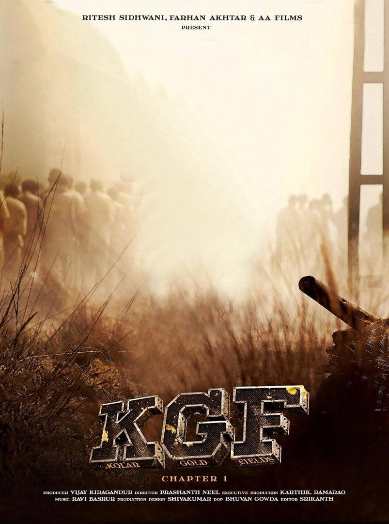 Indian 桌布 壁紙 — KGF Chapter 1 的粗獷電影海報顯示一個剪影人物在塵土飛揚的田野中持槍，背後是金色光芒的薄霧和人群。
