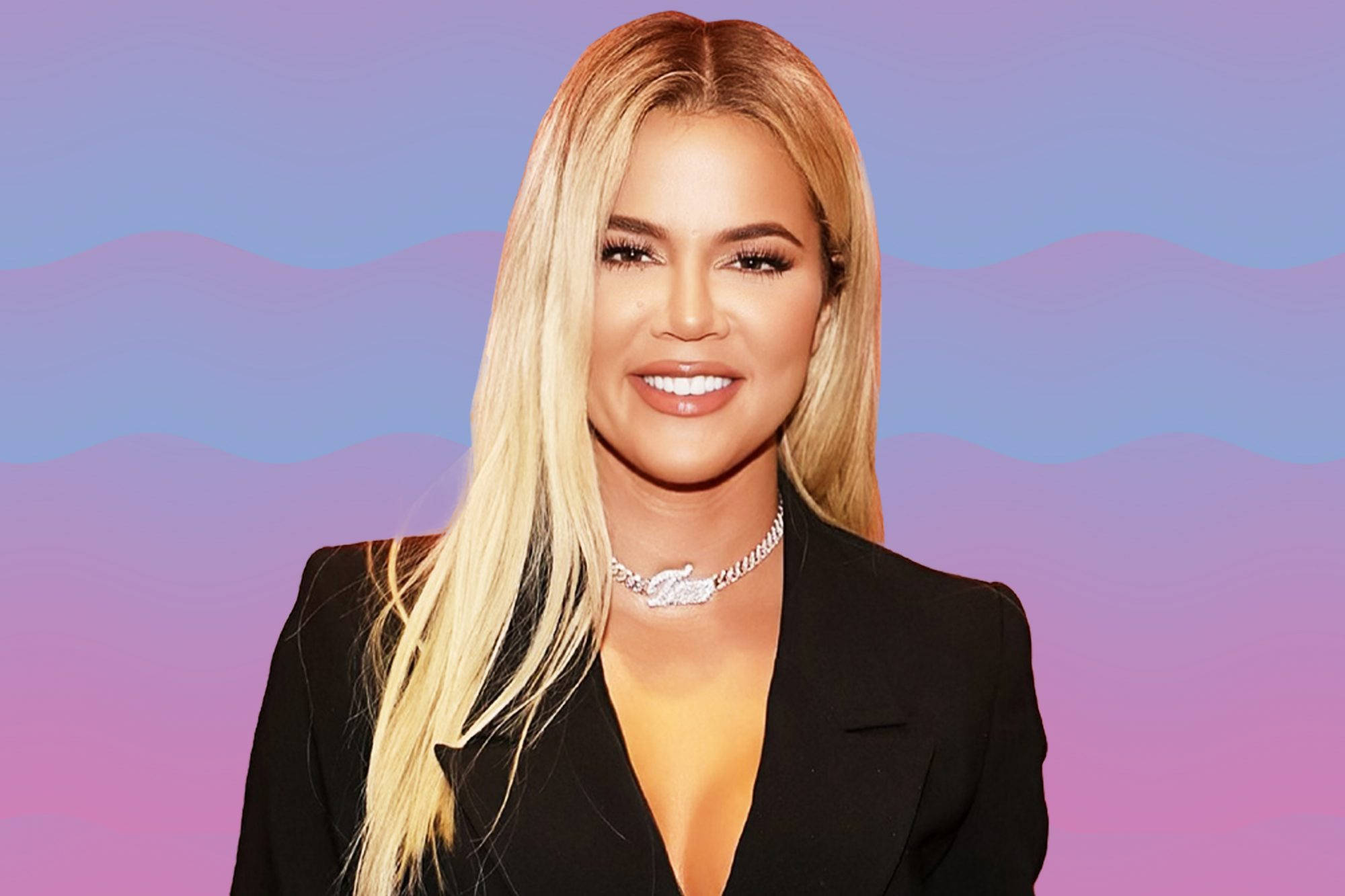 khloe 桌布 壁紙 — Khloé Kardashian 身穿黑色西裝外套，在風格化的紫色和藍色漸變背景前自信微笑。