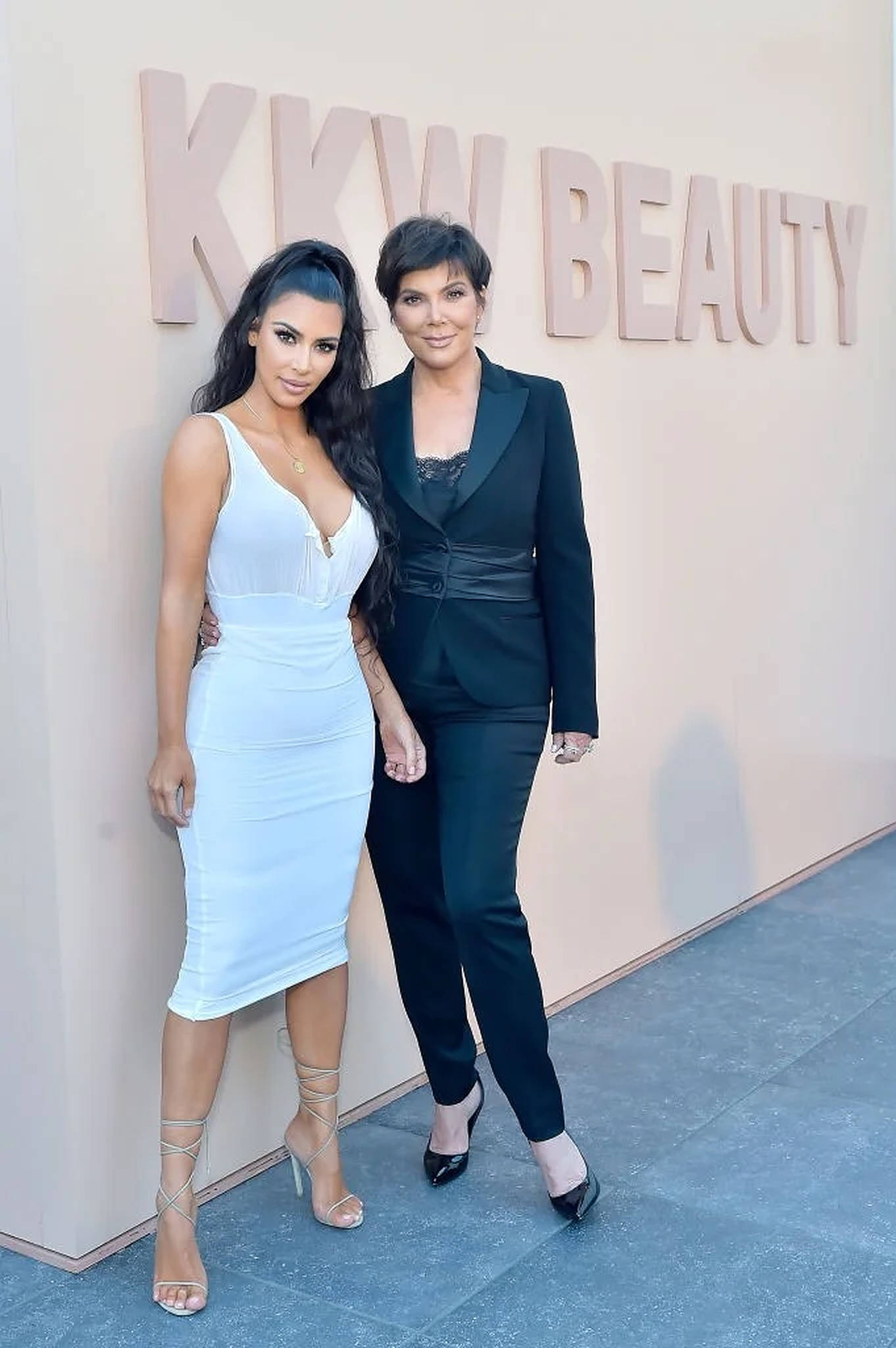 kris 桌布 壁紙 — Kim Kardashian 和 Kris Jenner 在活動中自信地在 KKW Beauty 品牌牆前擺姿勢。