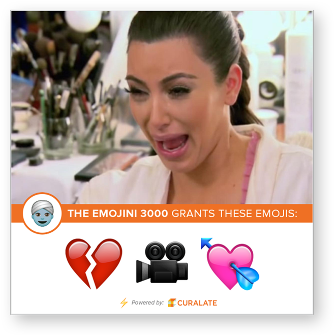 Crying Meme 桌布 壁紙 — Kim Kardashian 在化妝工作室裡，周圍是化妝刷和表情符號圖案，她睜大眼睛大笑。
